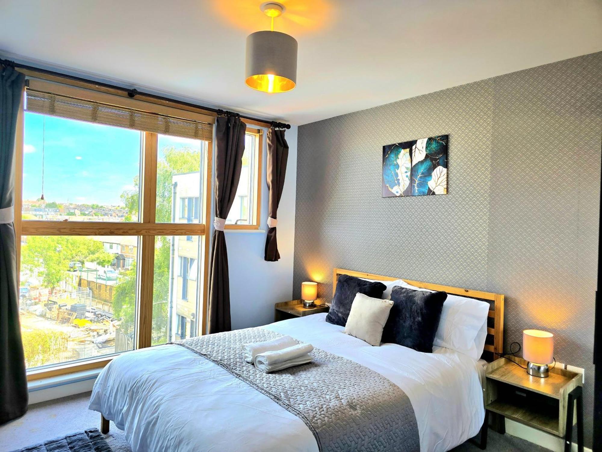 Spectacular 3Br 2Bath Rooftop Sky-Views With Parking Apartment London