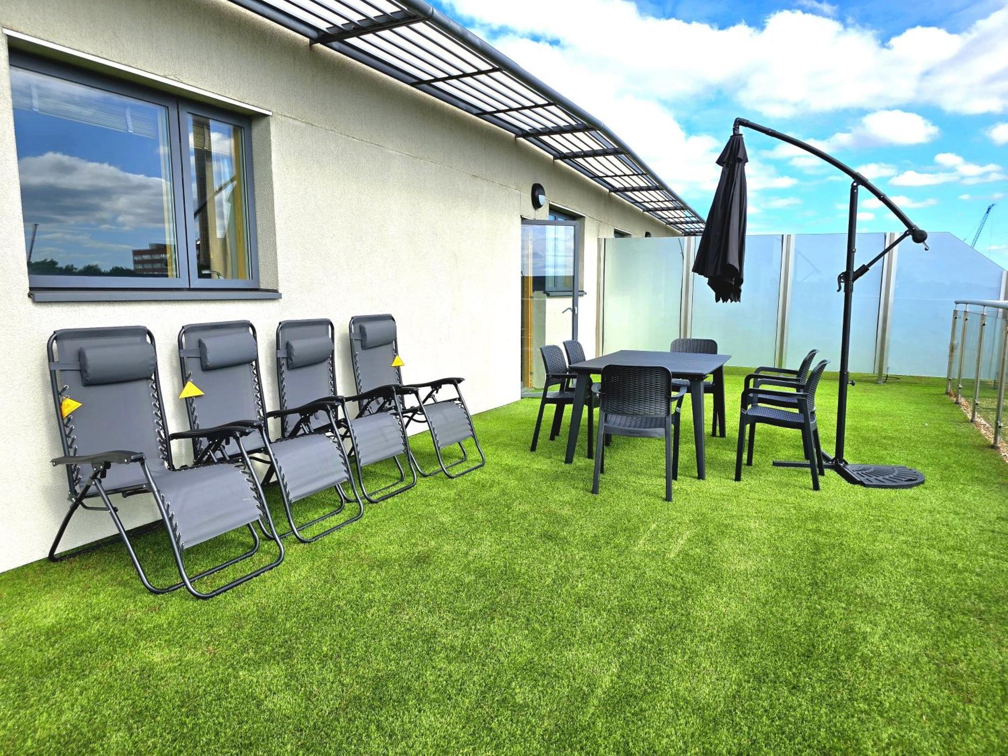 Spectacular 3Br 2Bath Rooftop Sky-Views With Parking * London