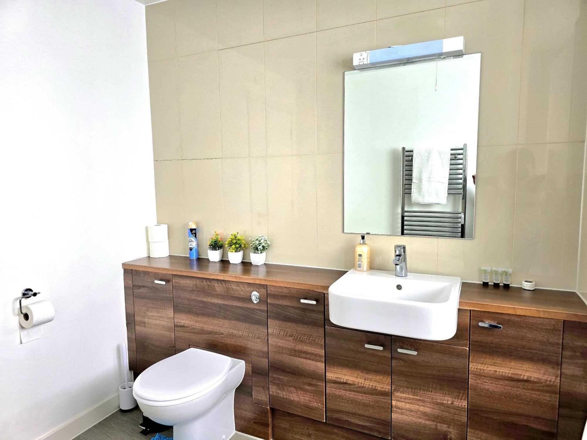 Spectacular 3Br 2Bath Rooftop Sky-Views With Parking London