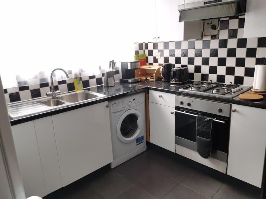 Cozy Near O2 Arena Guest house
