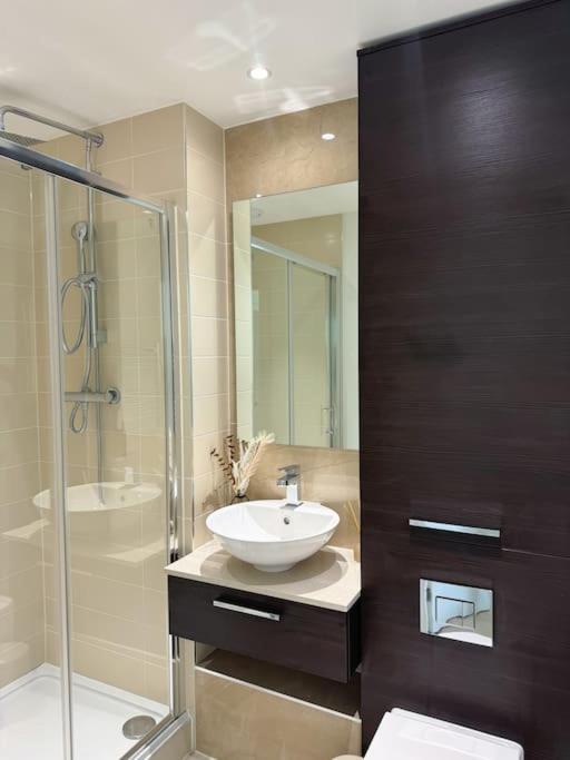 Luxury 2 Bed 2 Bath 1 Min From Station Apartment *