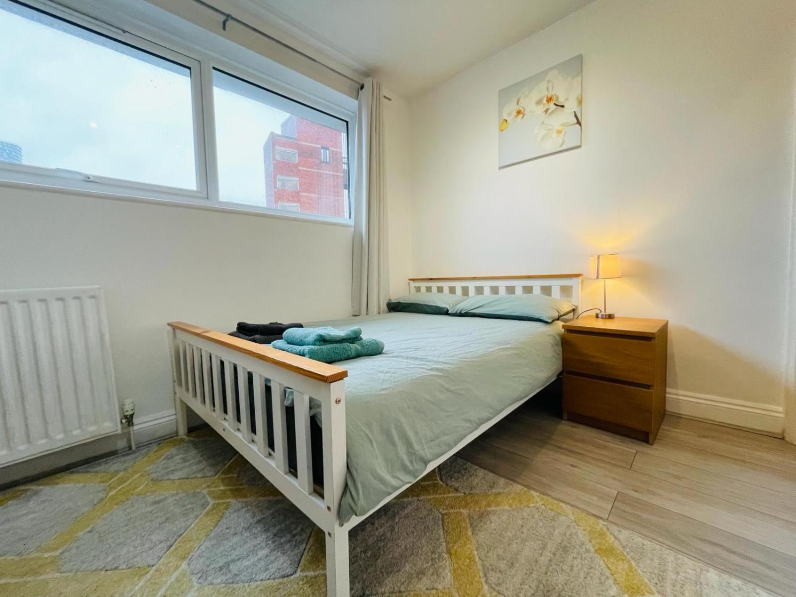 Spacious Double Bedroom With Private Bathroom Ensuite In Canary Wharf E14, Only 1 Stop To Excel And O2 For Short Or Long Let In Canary Wharf, Less Than An Hour From Heathrow, Stansted And Gatwick Airport Guest house London