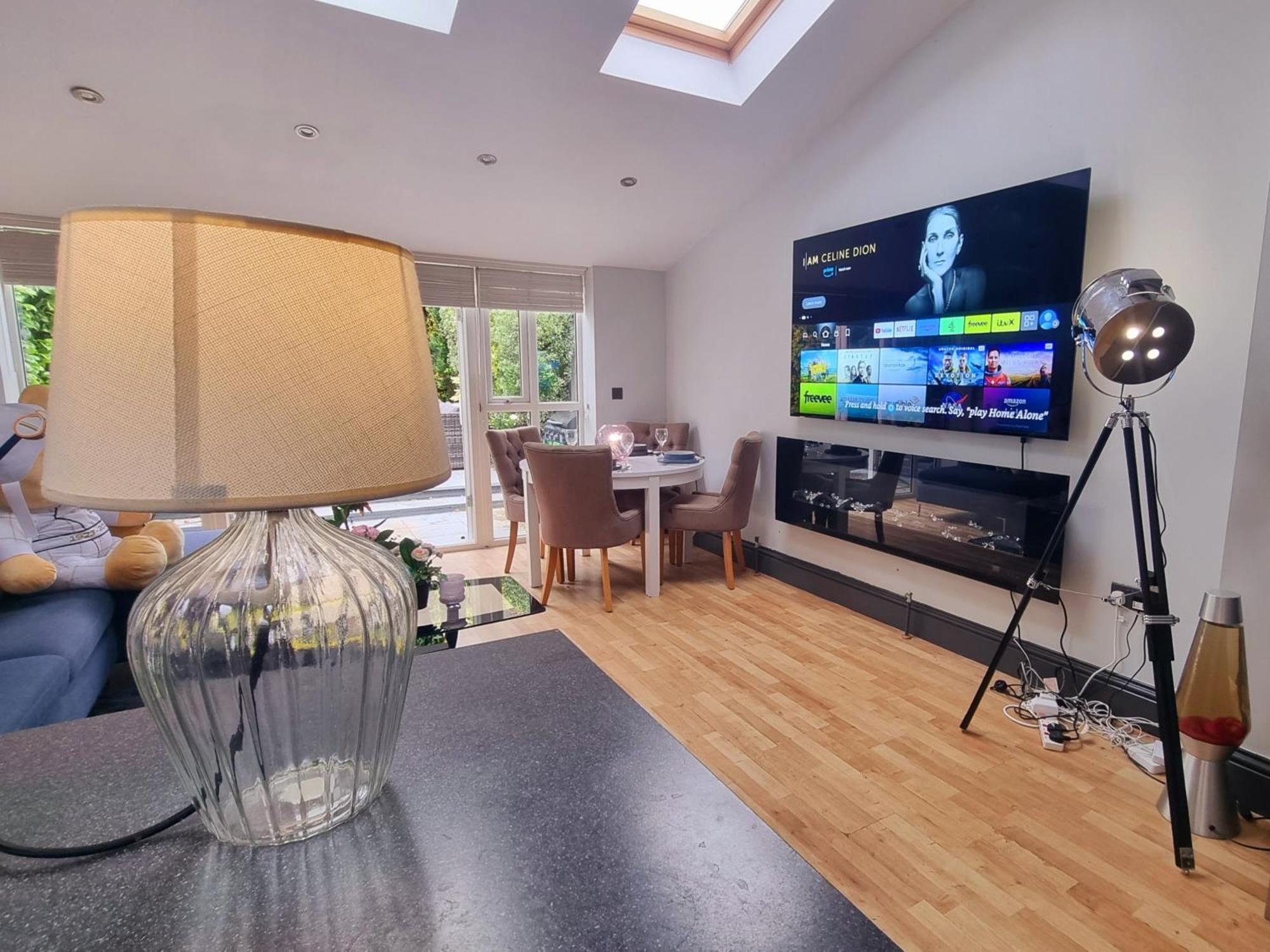 Chic Double Room, 20 Mins To London, Supermarkets, Shops, Bars, Metro Few Mins Walk Homestay