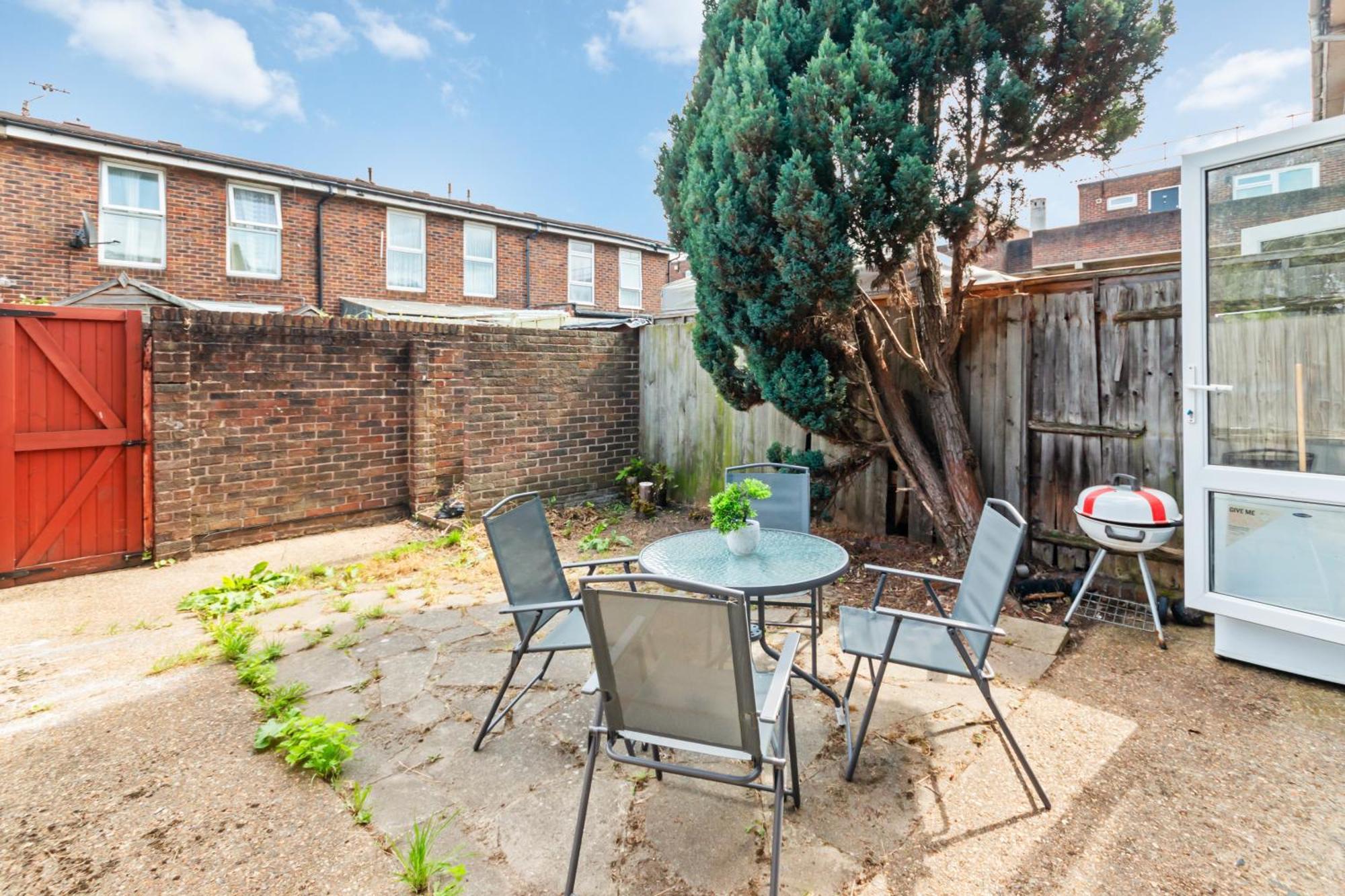 Cozy Near O2 Arena Guest house