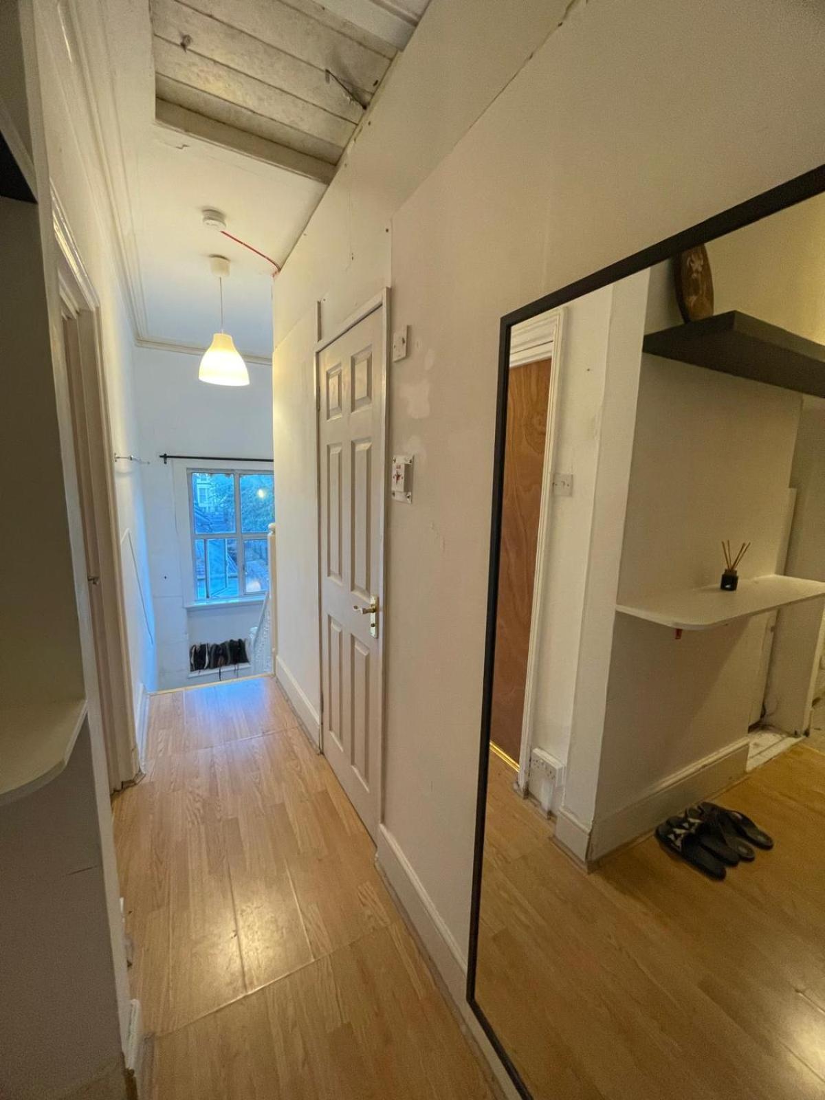 Large Double Bedroom - Posh Area * Londres