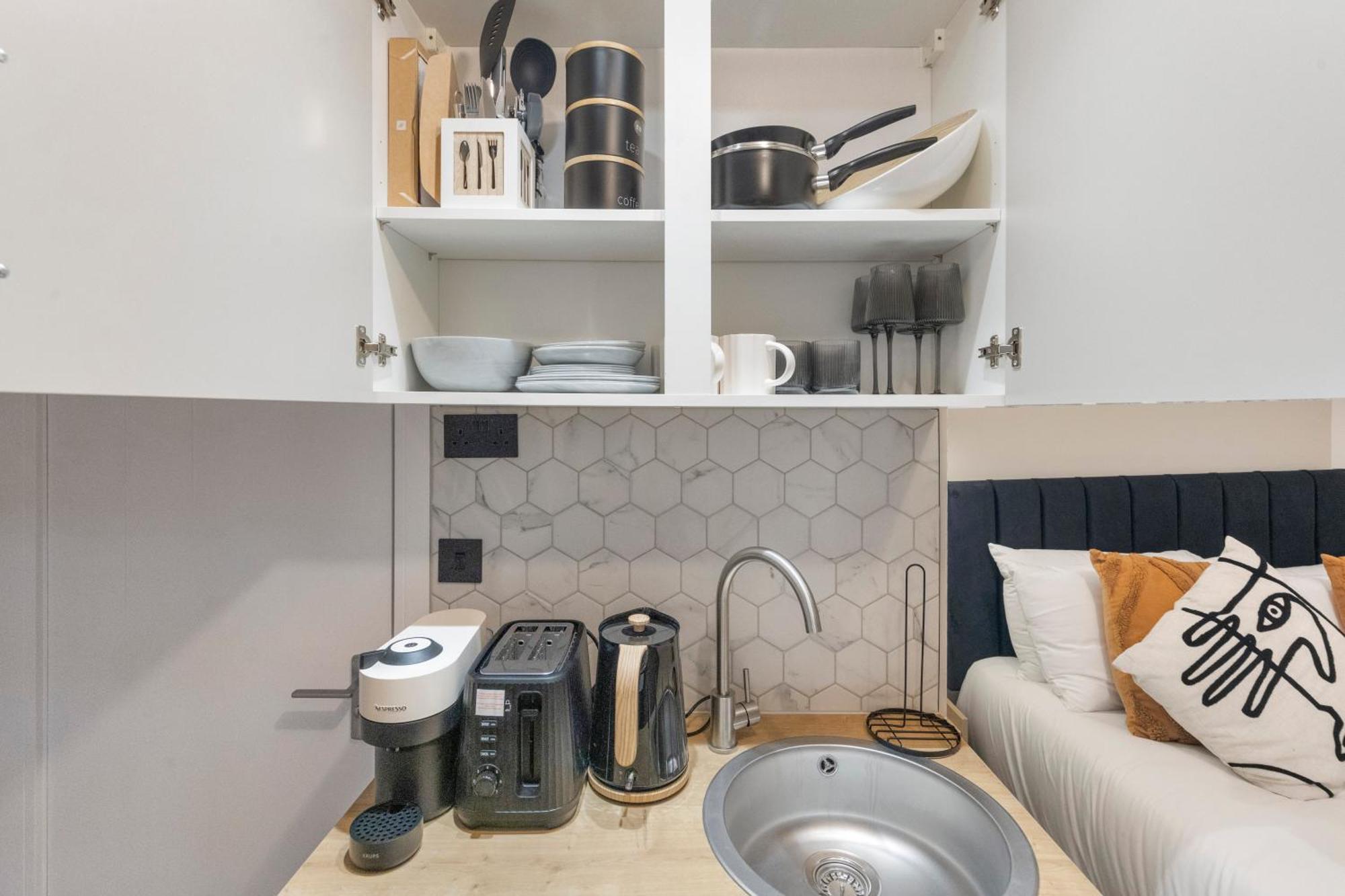 Apartment Chic Pad: Modern Retreat *
