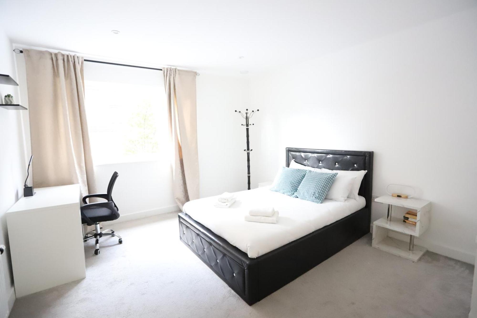 Apartment Spacious 3-story Retreat With Rooftop Terrace And Modern Amenities London
