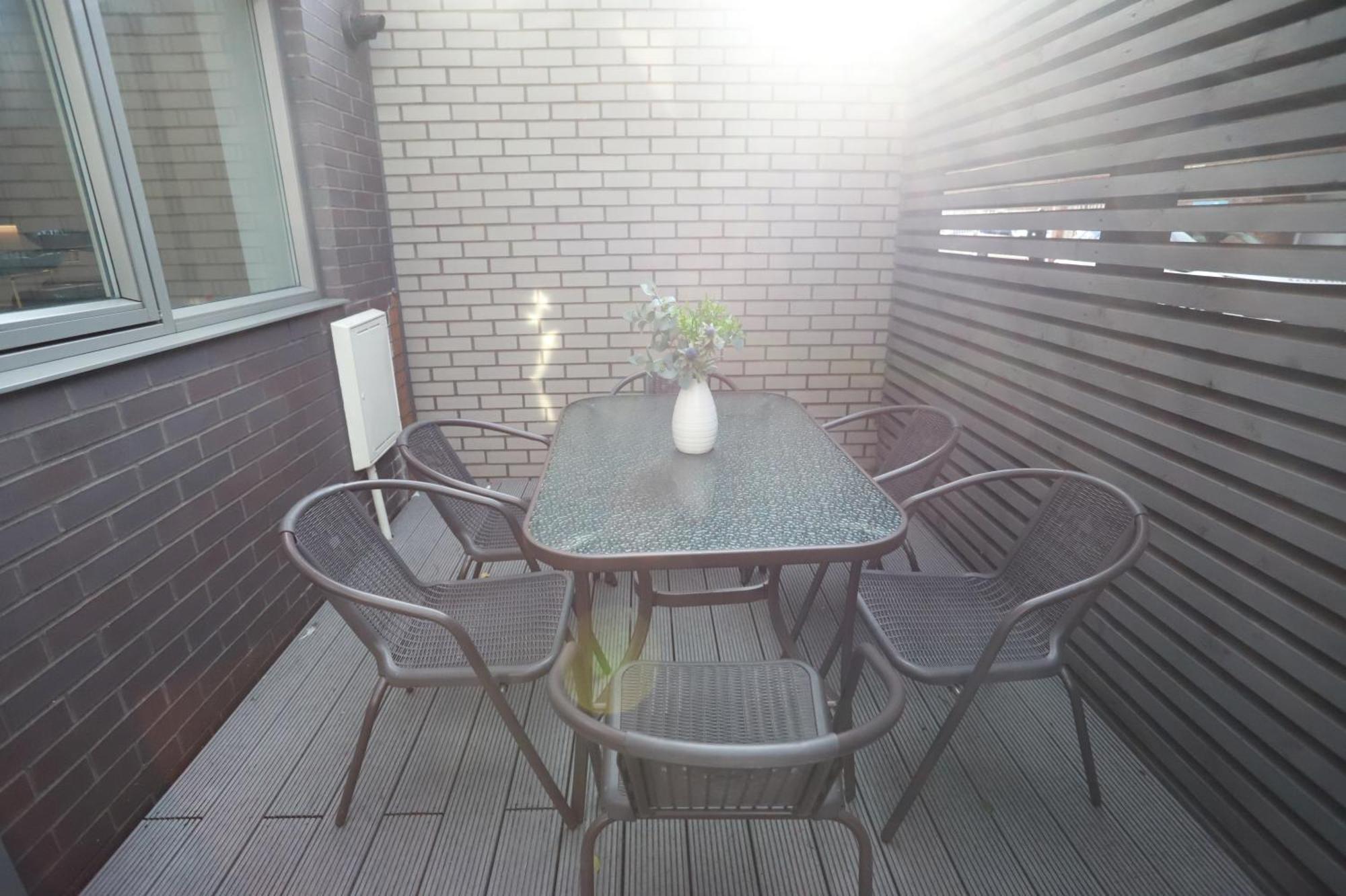 Spacious 3-story Retreat With Rooftop Terrace And Modern Amenities London
