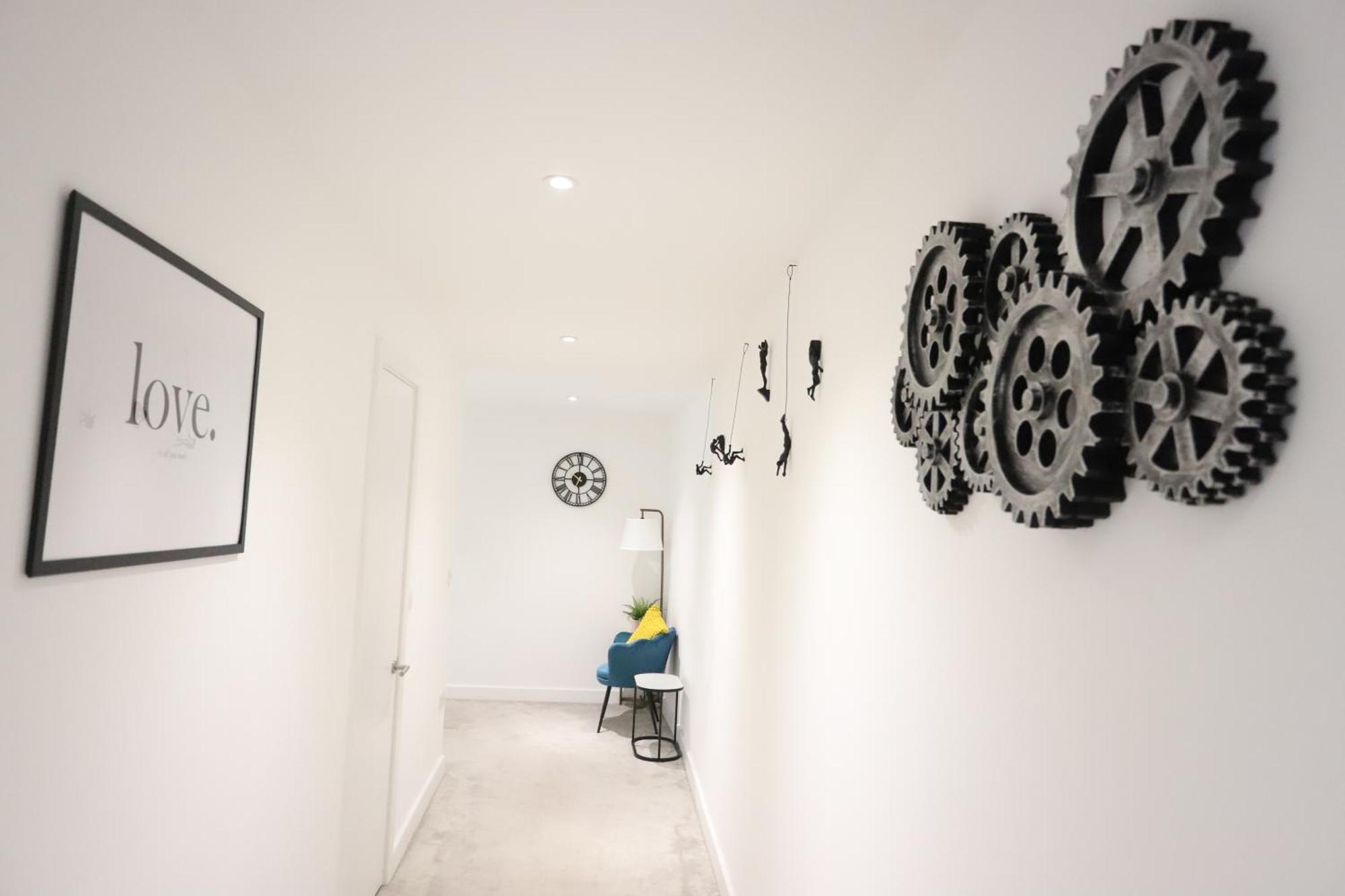 Spacious 3-story Retreat With Rooftop Terrace And Modern Amenities Apartment