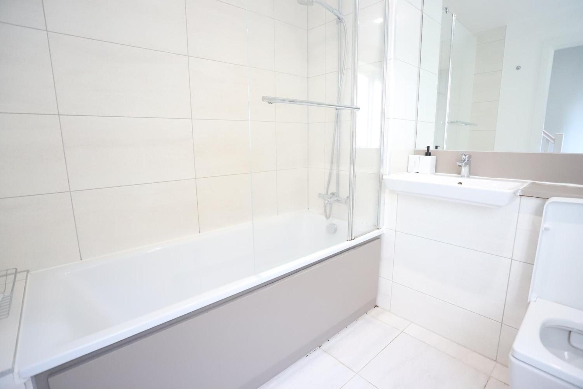 Spacious 3-story Retreat With Rooftop Terrace And Modern Amenities Apartment *