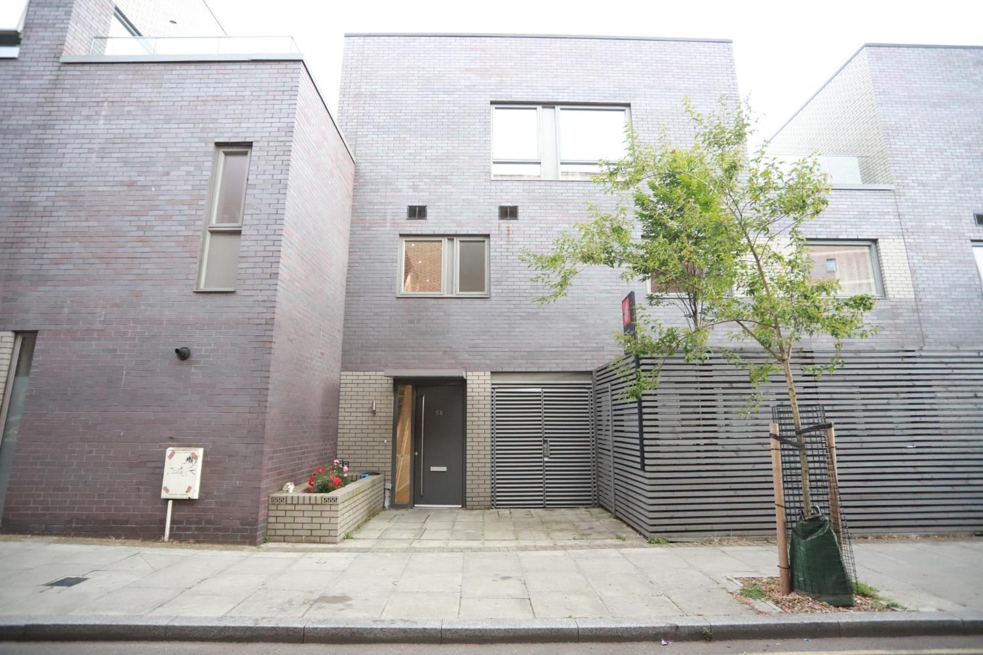 Apartment Spacious 3-story Retreat With Rooftop Terrace And Modern Amenities *