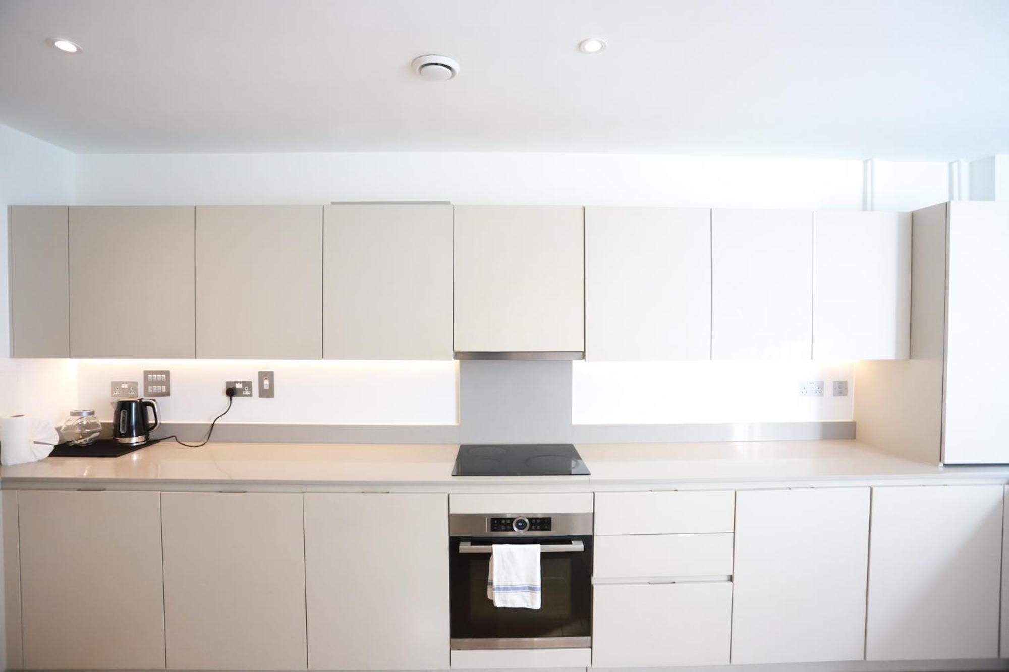 Spacious 3-story Retreat With Rooftop Terrace And Modern Amenities Apartment *