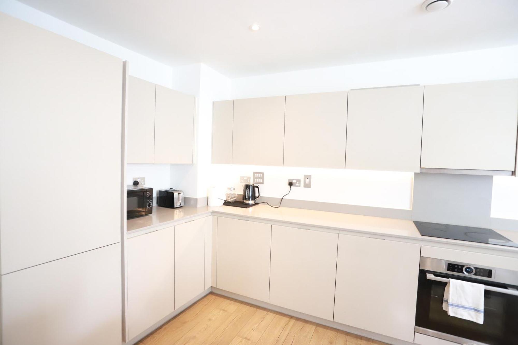 Apartment Spacious 3-story Retreat With Rooftop Terrace And Modern Amenities *