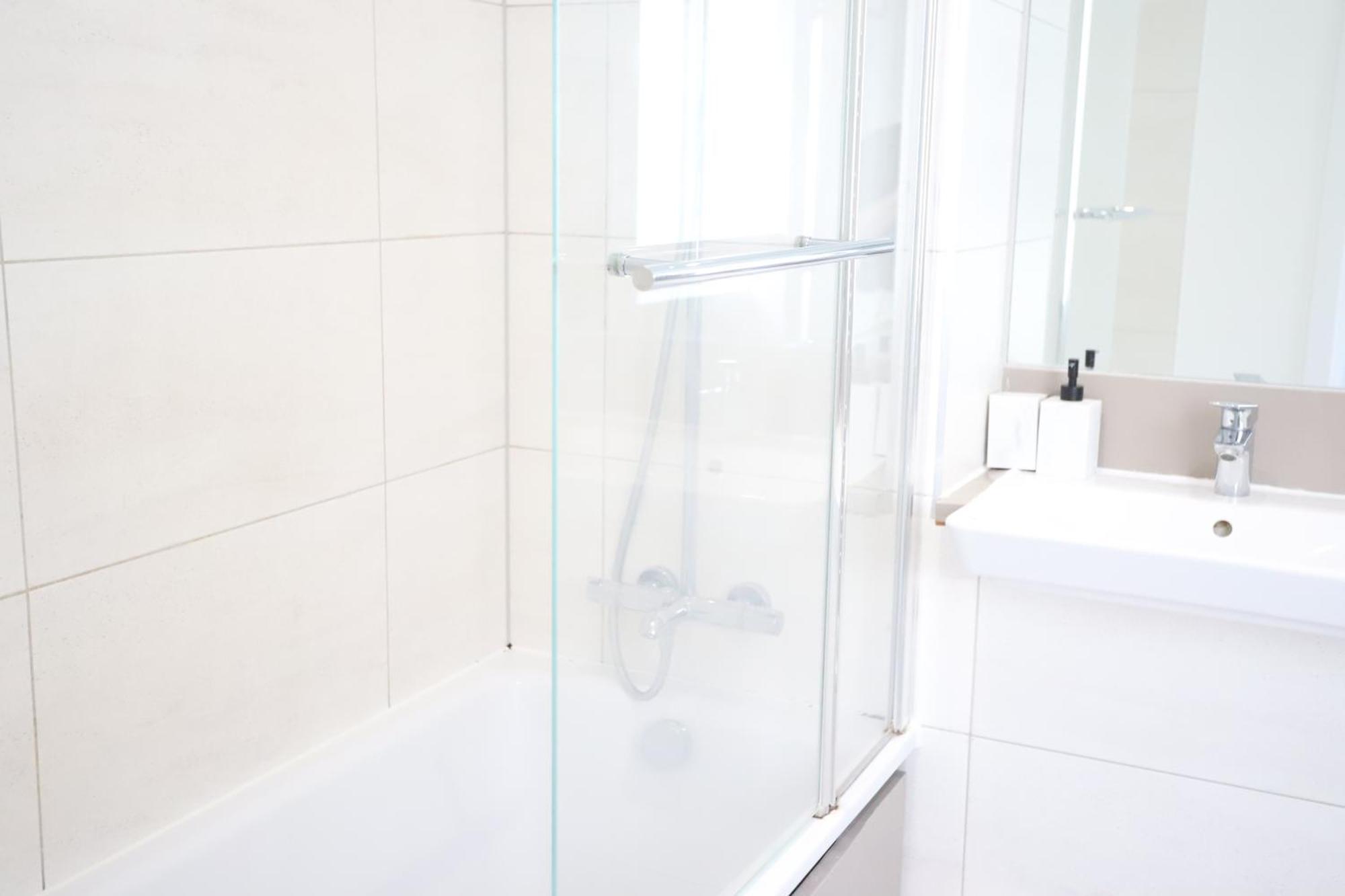 Spacious 3-story Retreat With Rooftop Terrace And Modern Amenities Apartment London