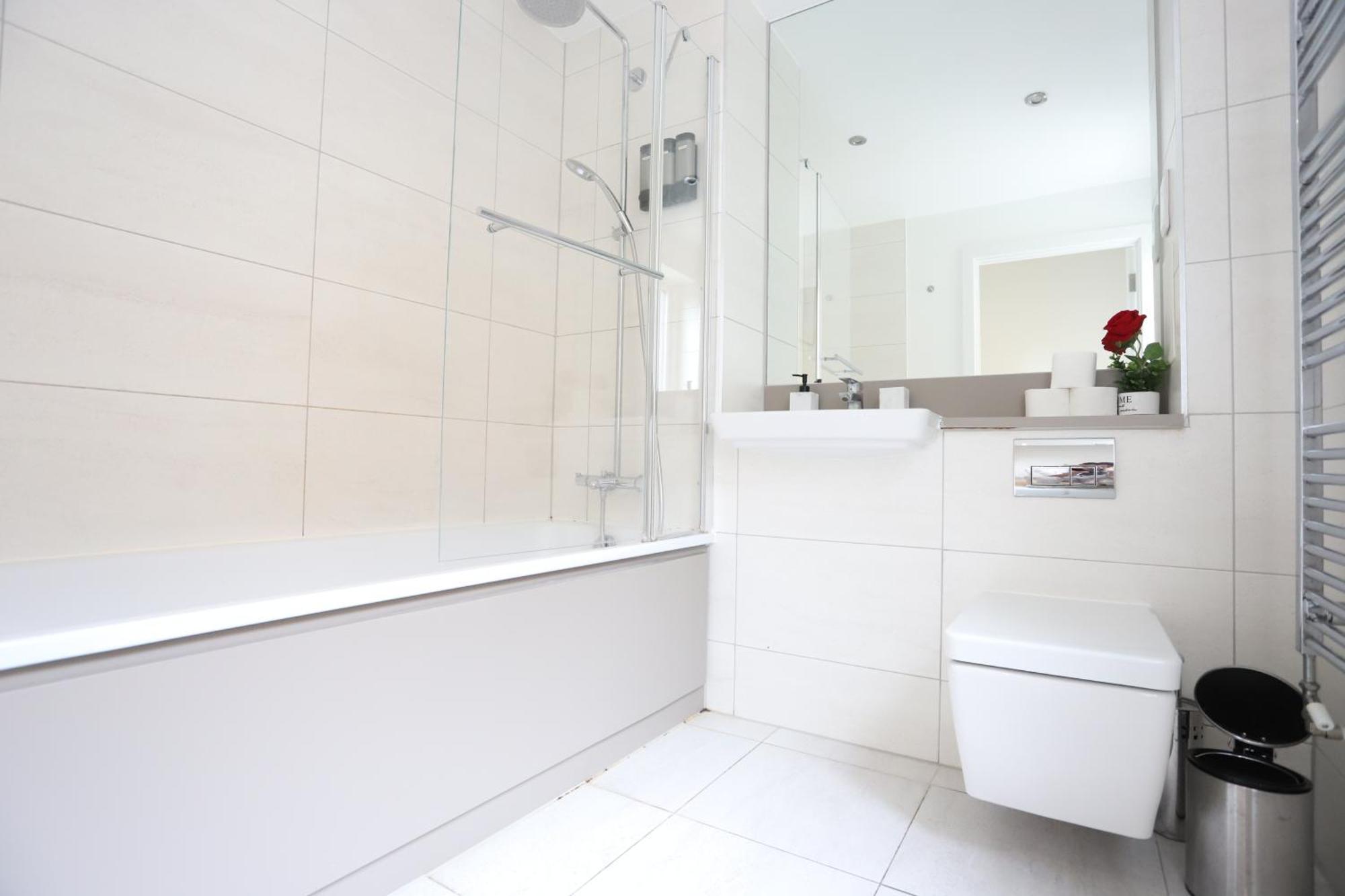 Apartment Spacious 3-story Retreat With Rooftop Terrace And Modern Amenities London