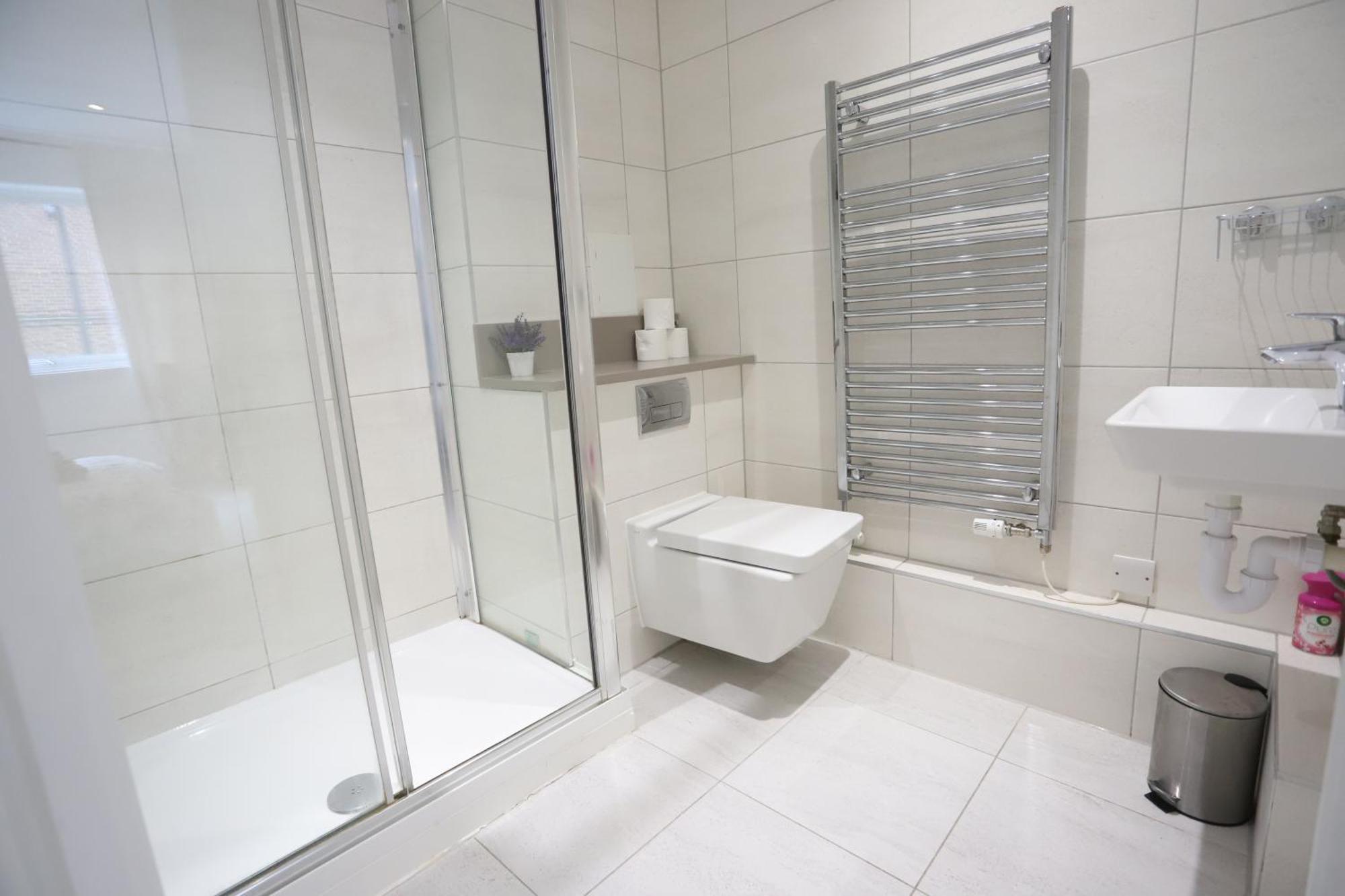 Apartment Spacious 3-story Retreat With Rooftop Terrace And Modern Amenities London
