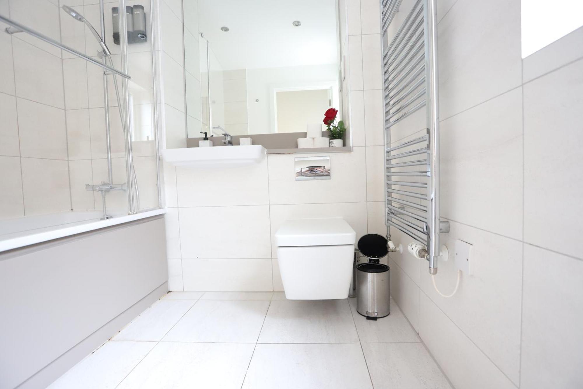 Apartment Spacious 3-story Retreat With Rooftop Terrace And Modern Amenities *