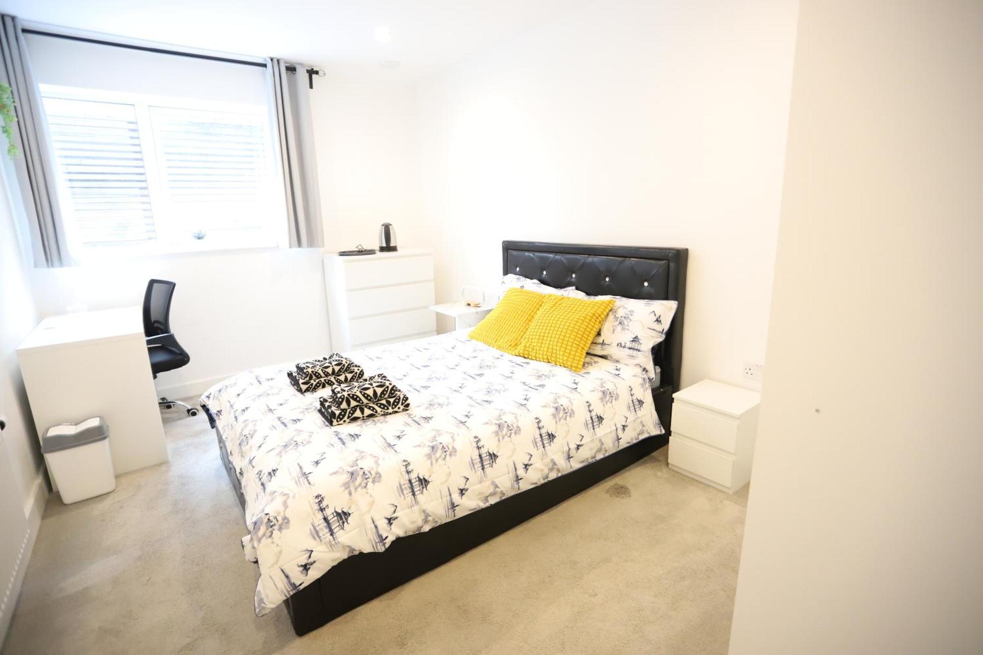 Spacious 3-story Retreat With Rooftop Terrace And Modern Amenities London