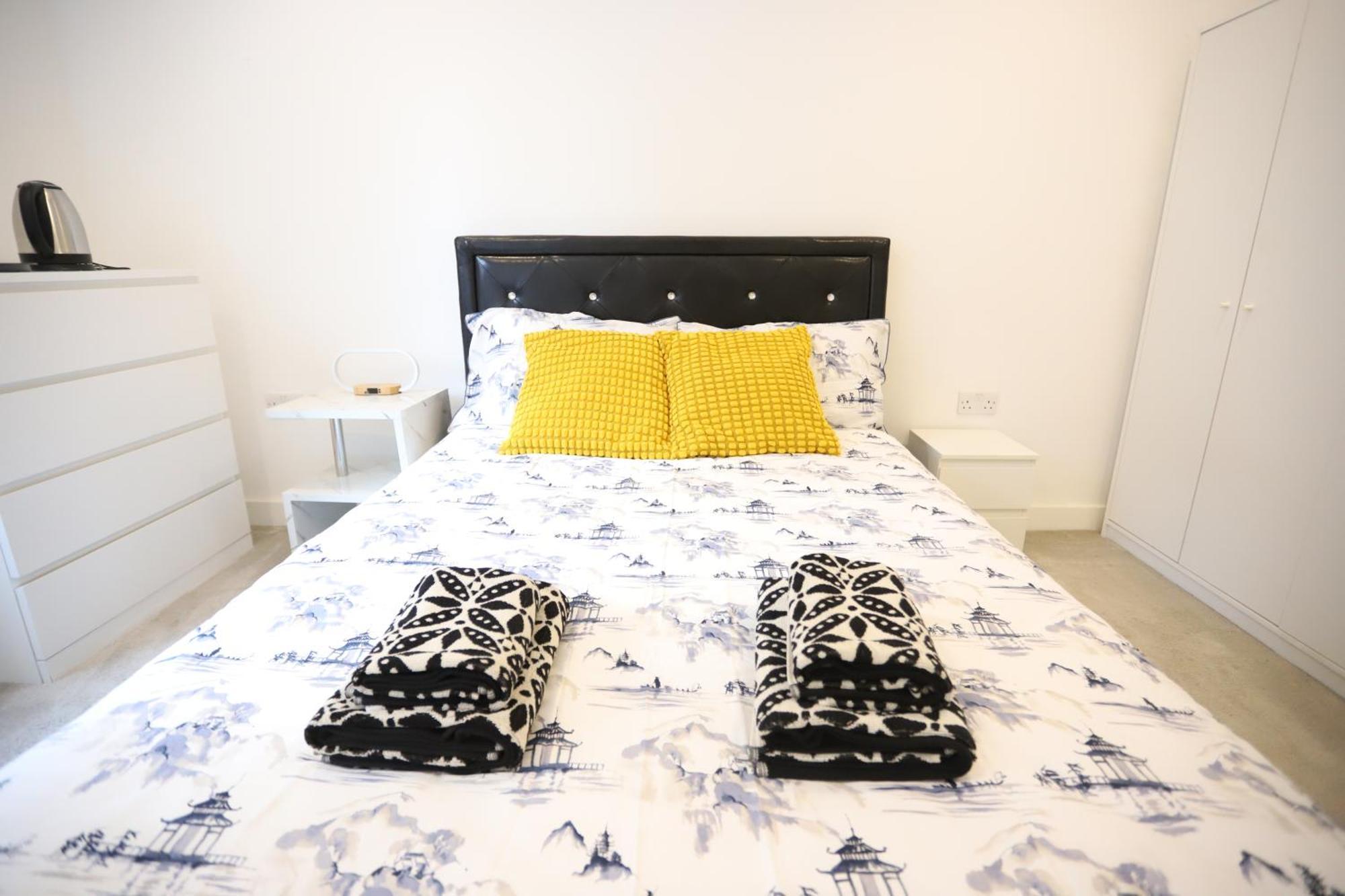Spacious 3-story Retreat With Rooftop Terrace And Modern Amenities * London