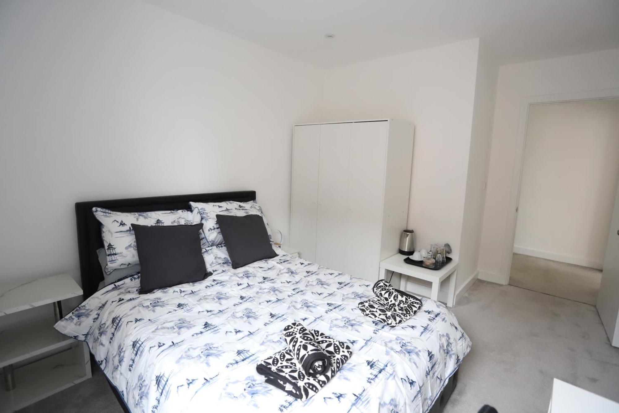 Spacious 3-story Retreat With Rooftop Terrace And Modern Amenities Apartment