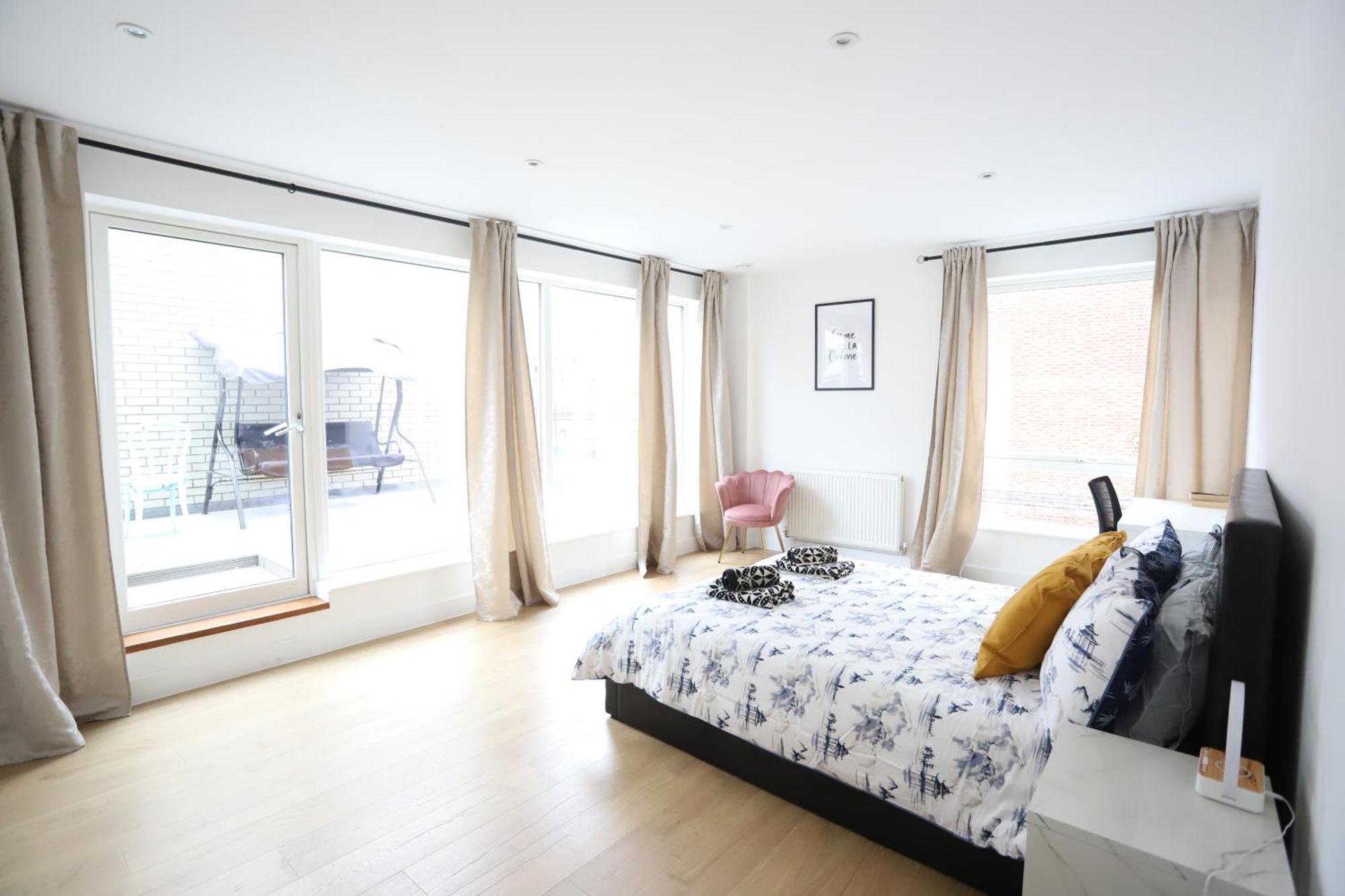 Spacious 3-story Retreat With Rooftop Terrace And Modern Amenities * London