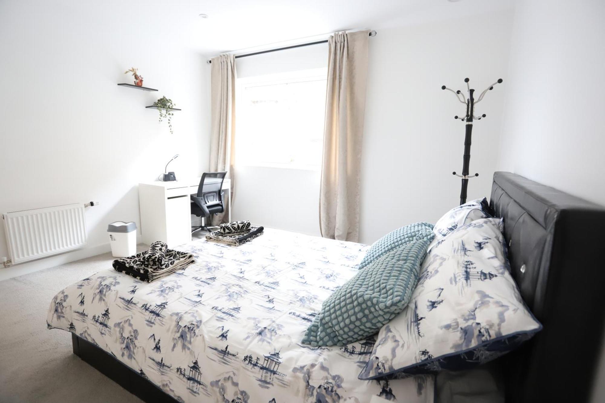 Spacious 3-story Retreat With Rooftop Terrace And Modern Amenities Apartment