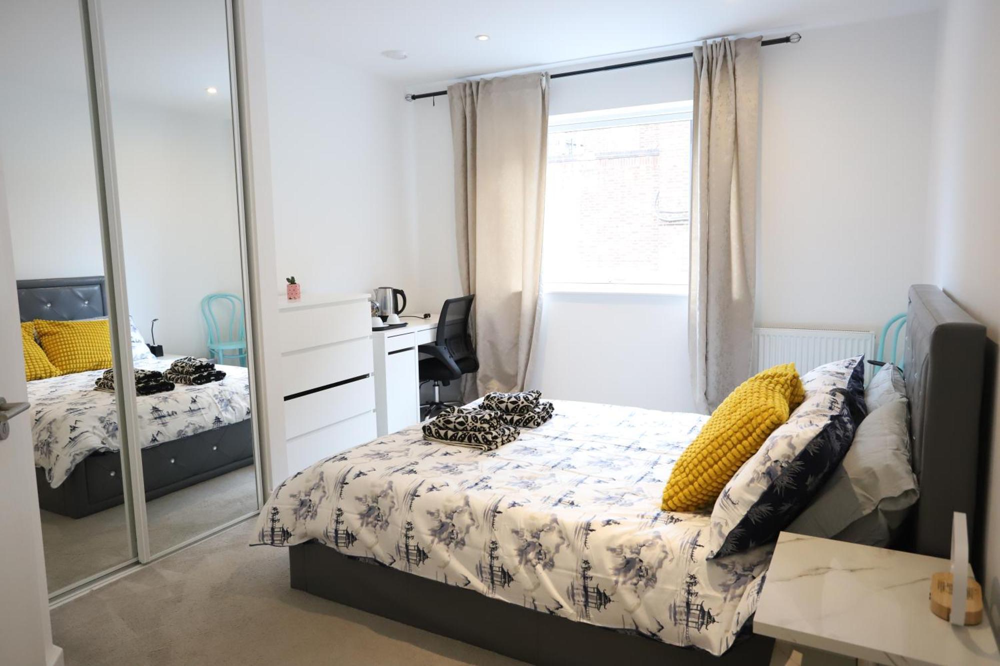 Apartment Spacious 3-story Retreat With Rooftop Terrace And Modern Amenities