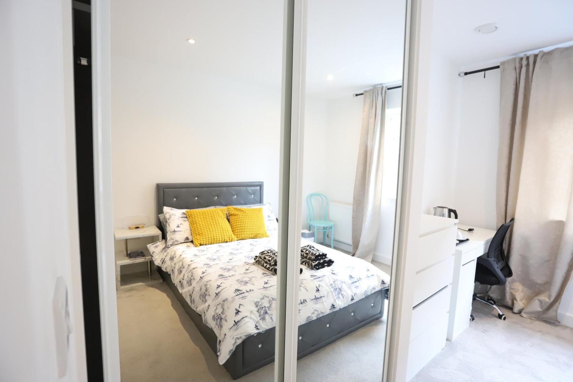 Apartment Spacious 3-story Retreat With Rooftop Terrace And Modern Amenities
