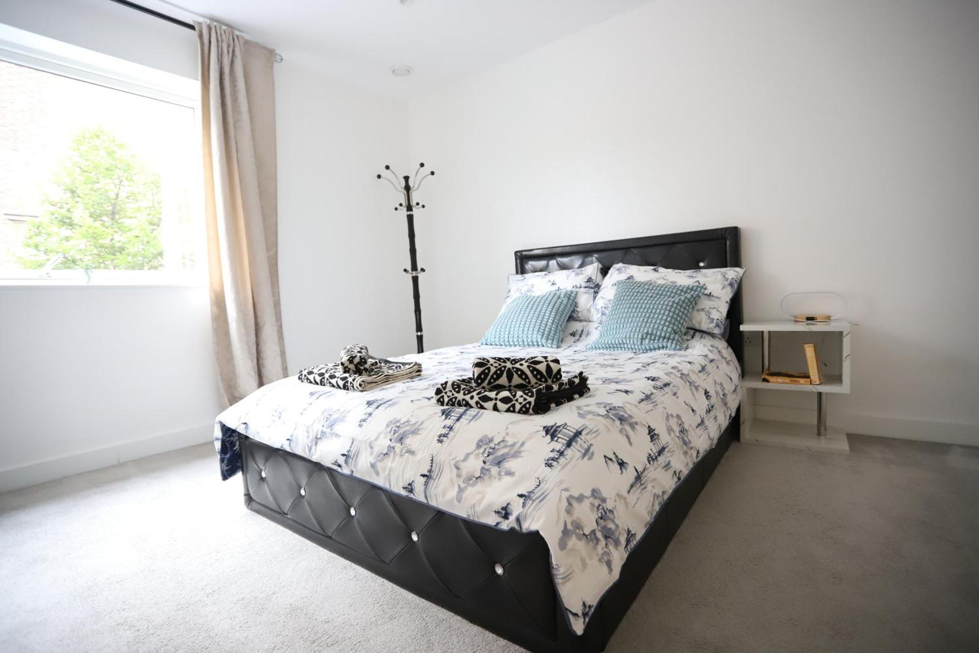 Spacious 3-story Retreat With Rooftop Terrace And Modern Amenities London