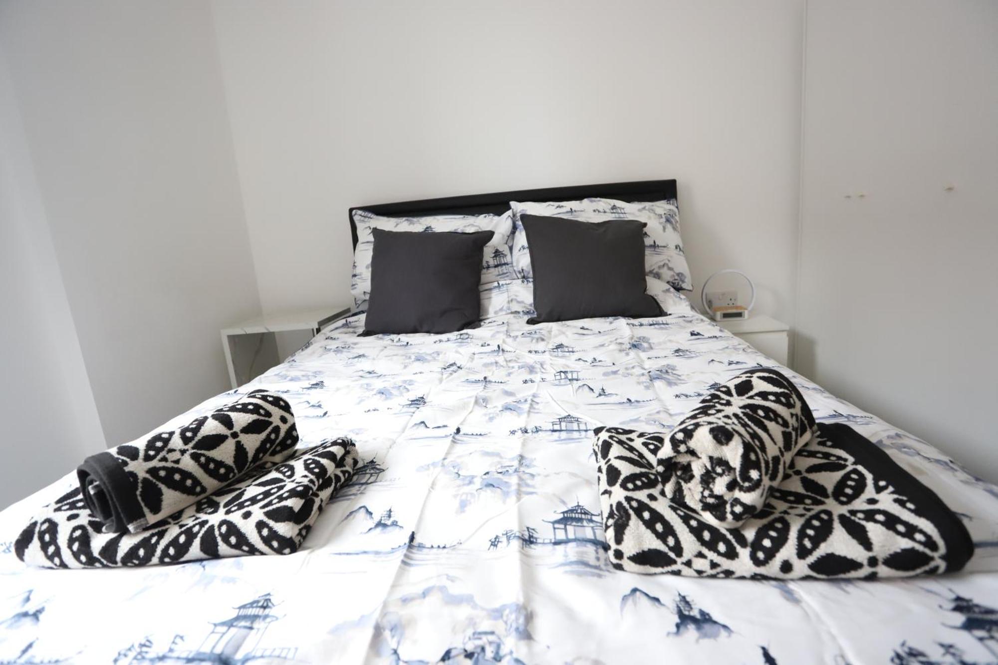 Spacious 3-story Retreat With Rooftop Terrace And Modern Amenities London