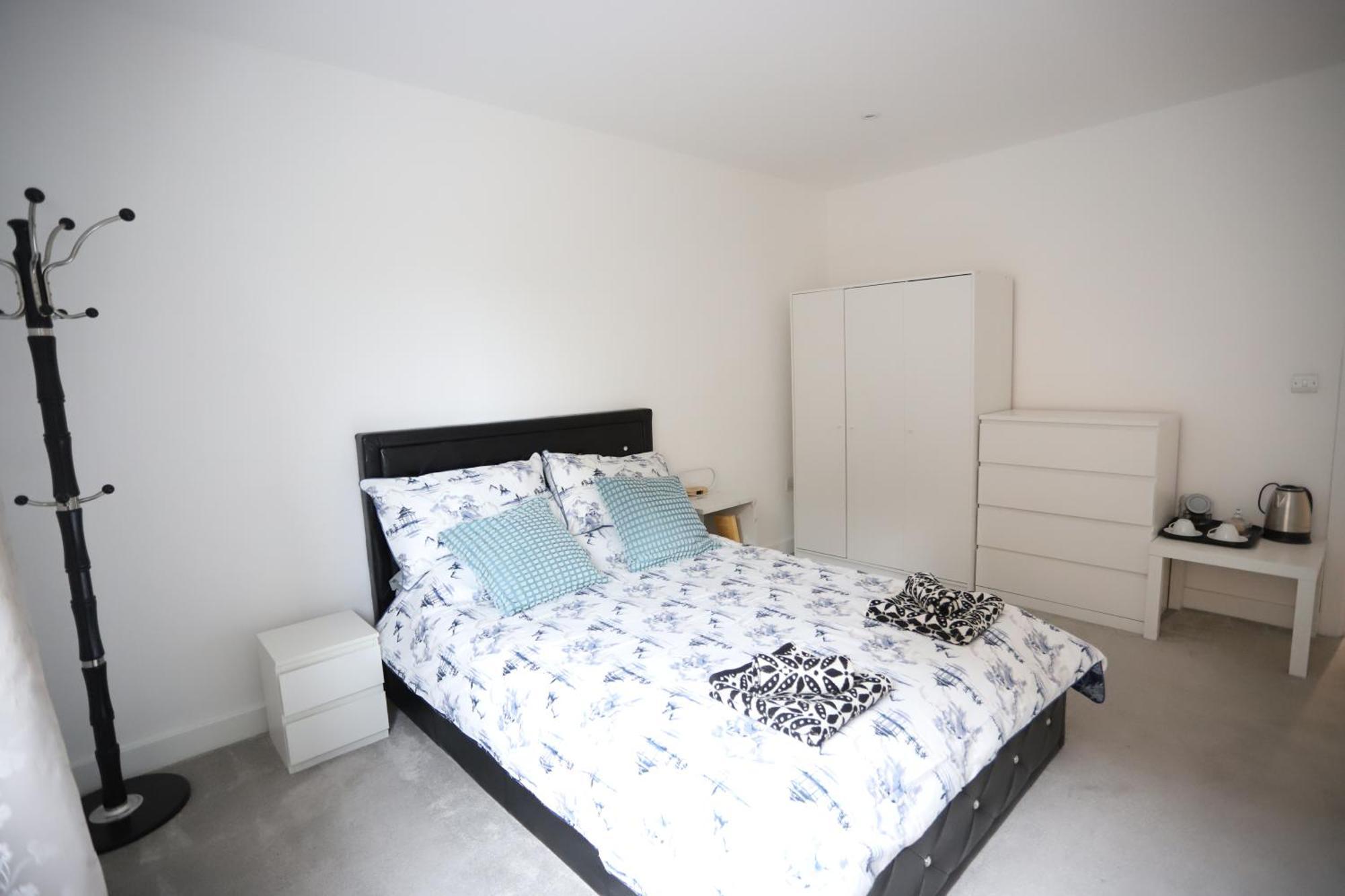 Spacious 3-story Retreat With Rooftop Terrace And Modern Amenities * London