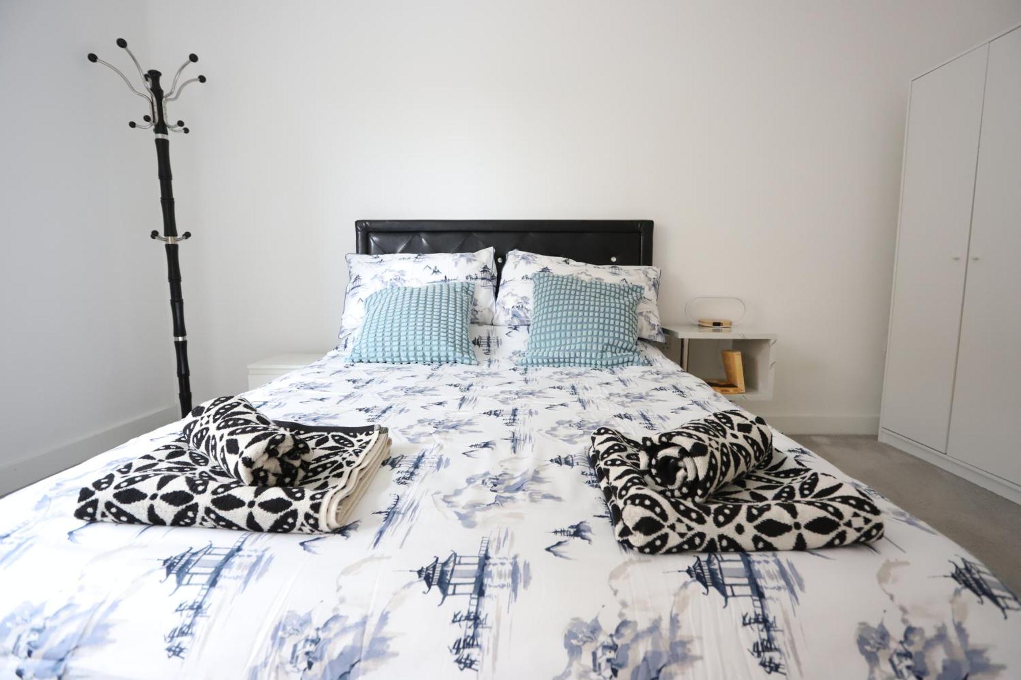 Apartment Spacious 3-story Retreat With Rooftop Terrace And Modern Amenities *