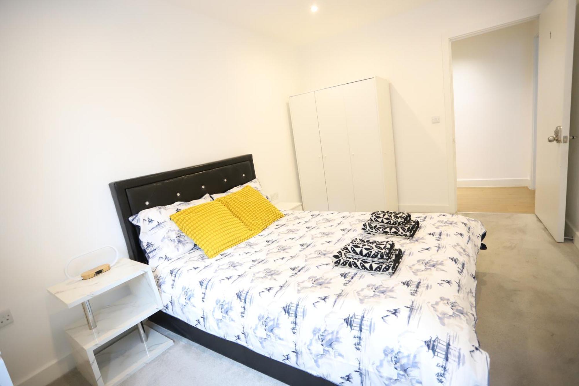 Spacious 3-story Retreat With Rooftop Terrace And Modern Amenities * London