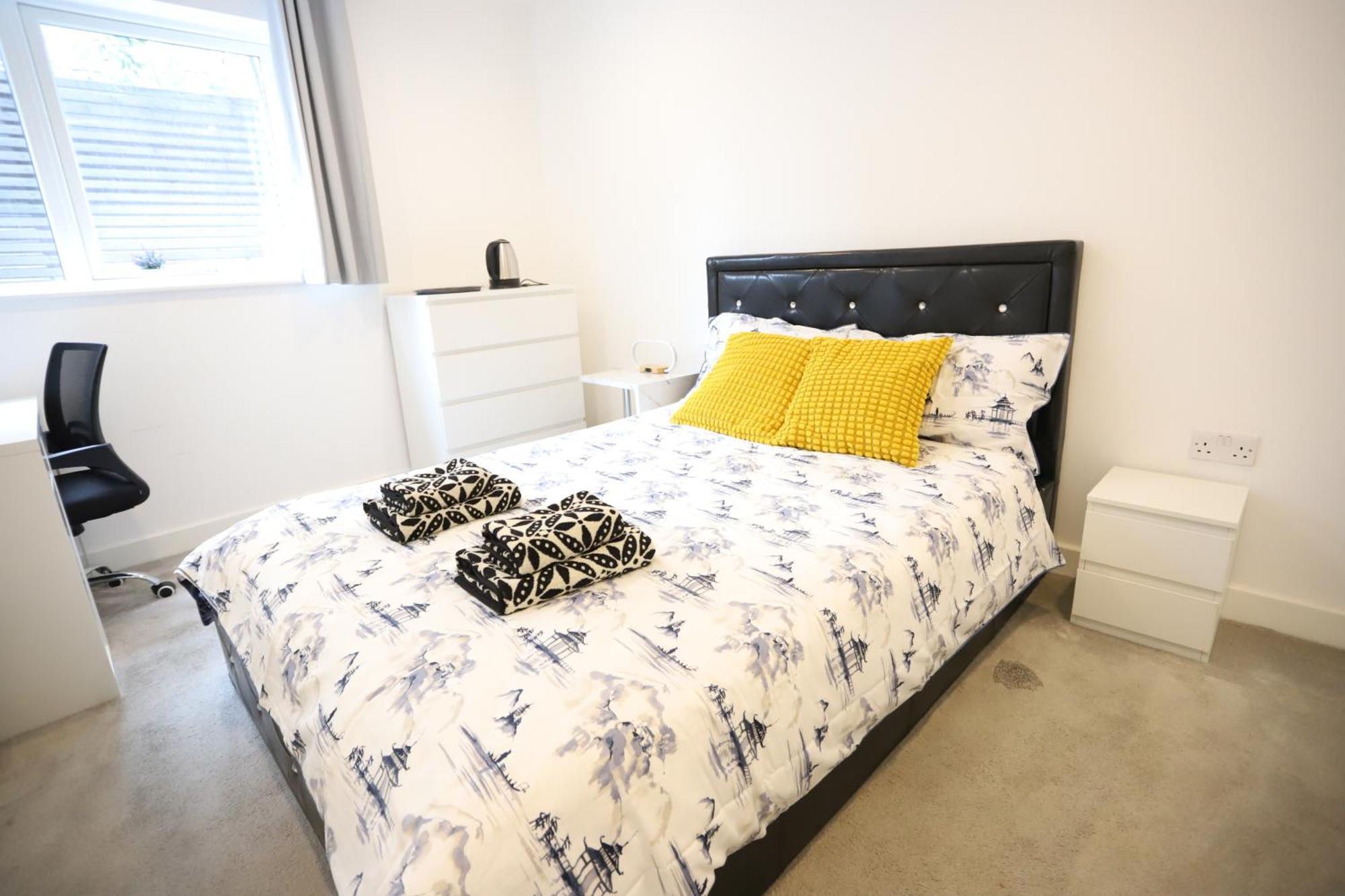 Apartment Spacious 3-story Retreat With Rooftop Terrace And Modern Amenities London