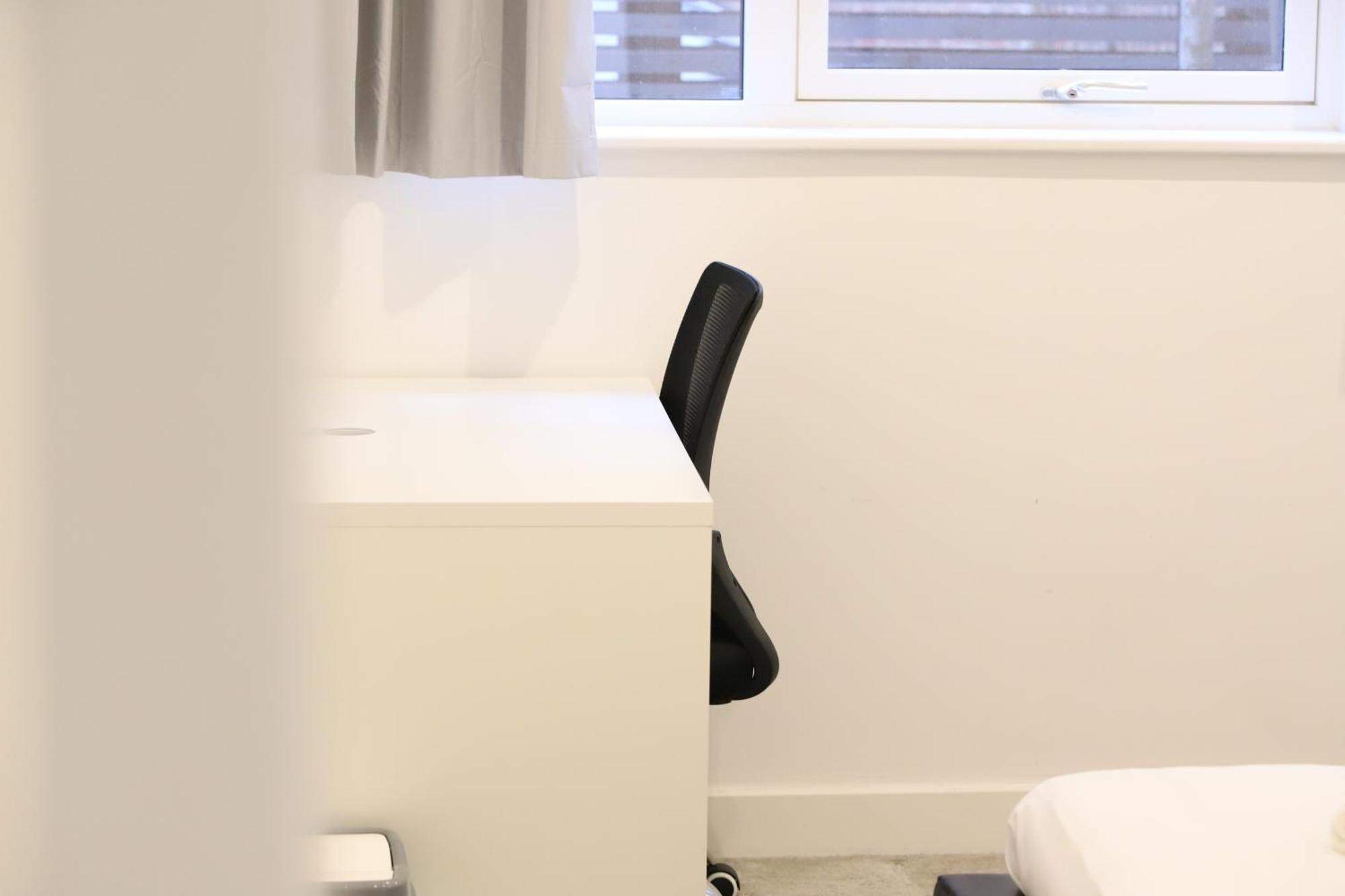 Spacious 3-story Retreat With Rooftop Terrace And Modern Amenities London