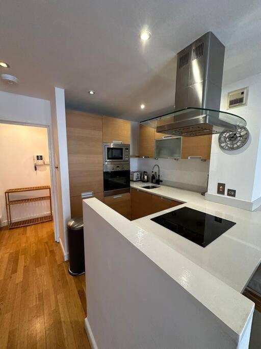 Two Br Flat 5 Mins Walk From Eye G96 Apartamento