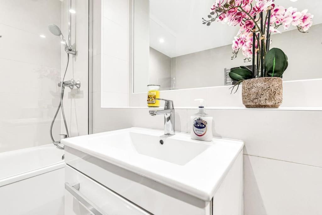 Apartment Luxaway In Earls Court - Sleeps Up To 10 London