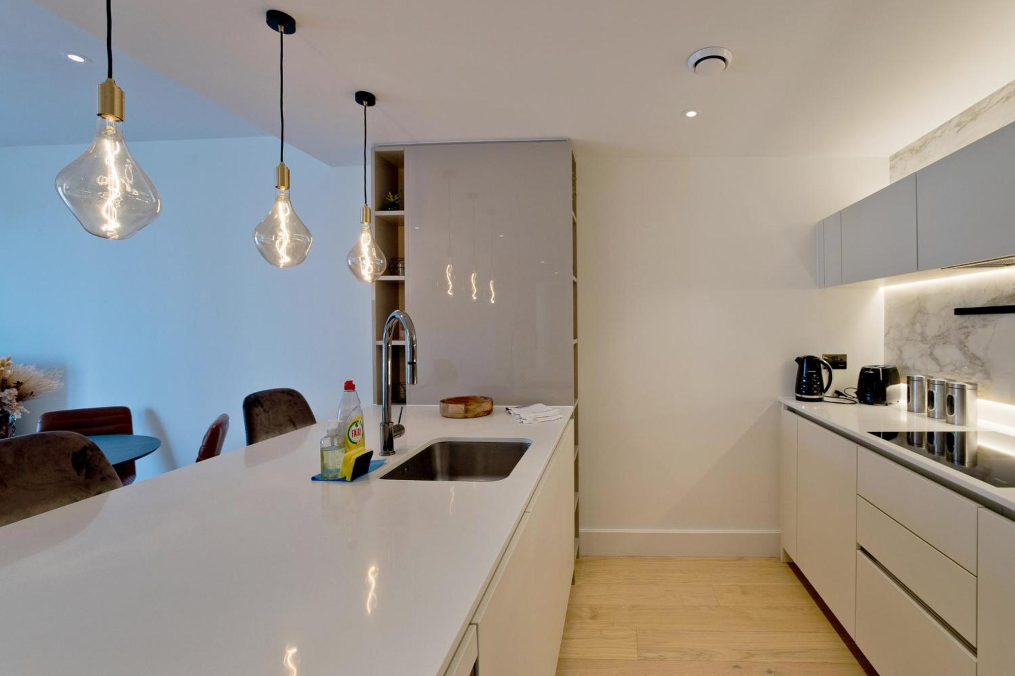 Fabulous Westfield 2 Bed *