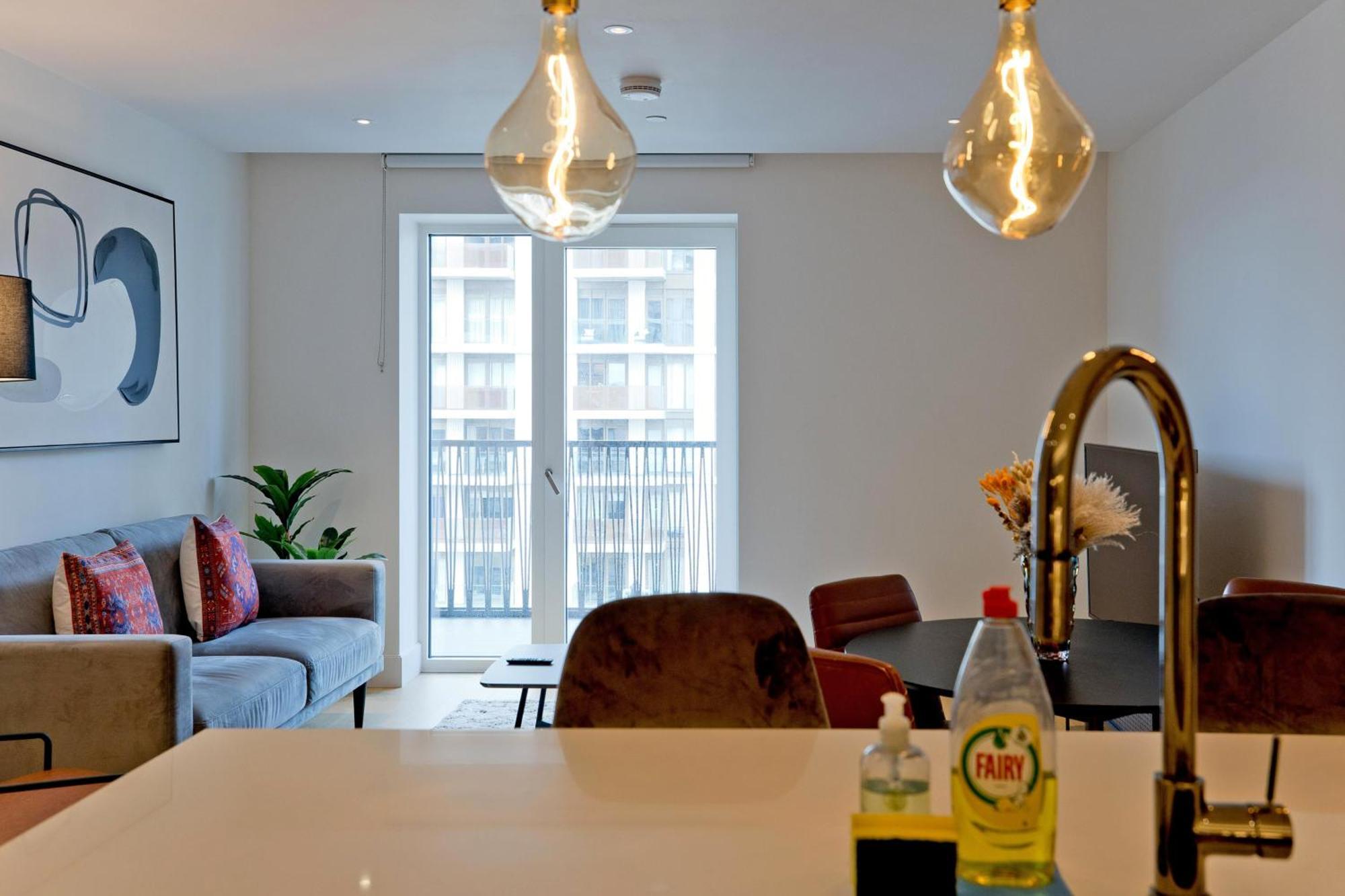Fabulous Westfield 2 Bed * London