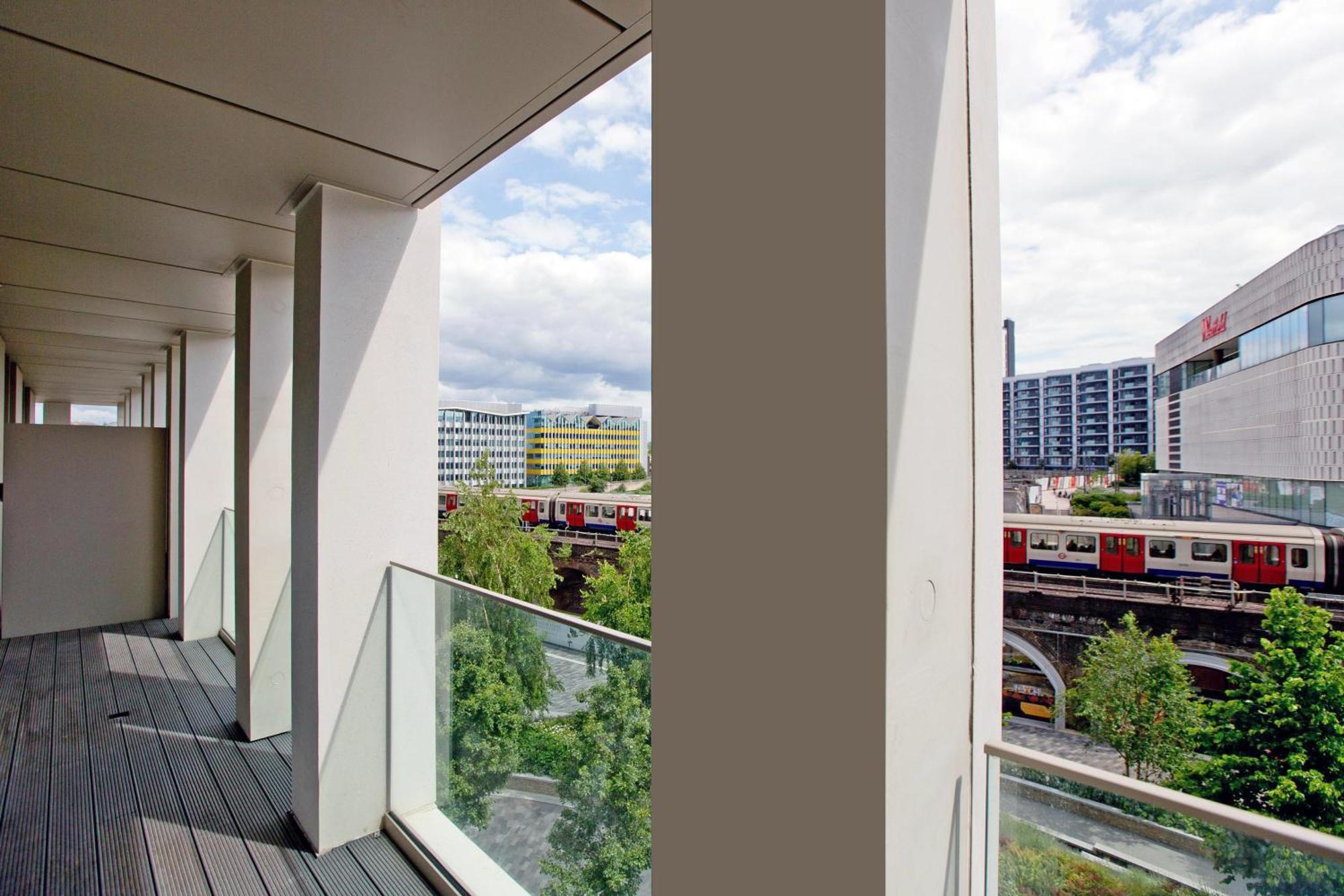 Fabulous Westfield 2 Bed Apartment