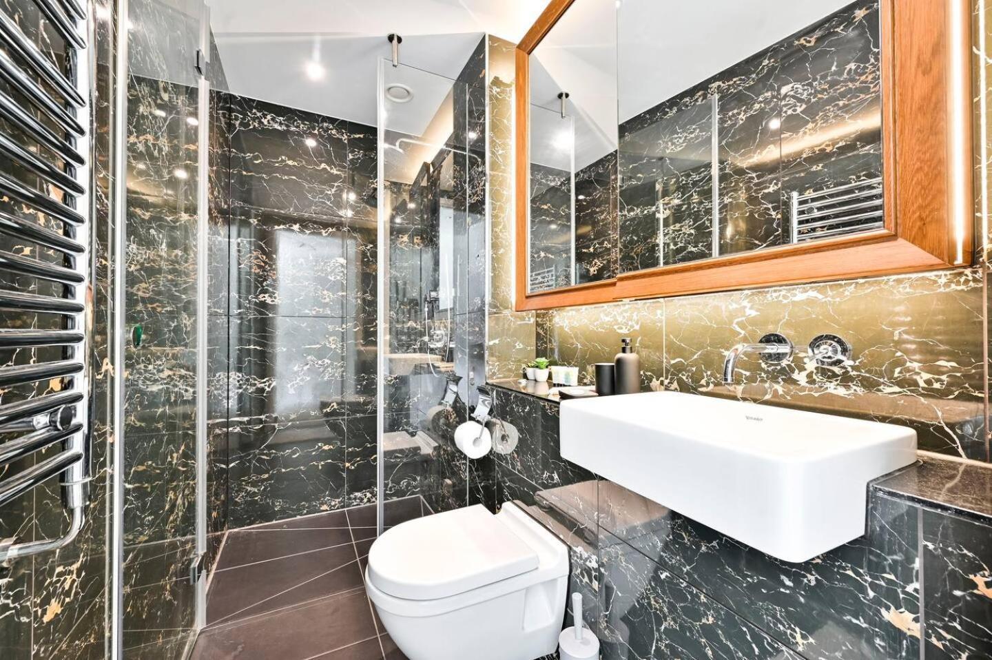 Luxury High-rise 21st Floor 2 Bedroom 2 Bath Flat London