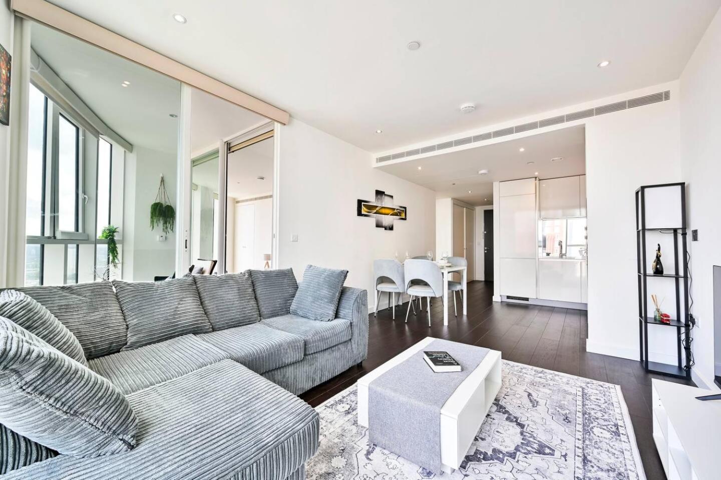 Apartment Luxury High-rise 21st Floor 2 Bedroom 2 Bath Flat London
