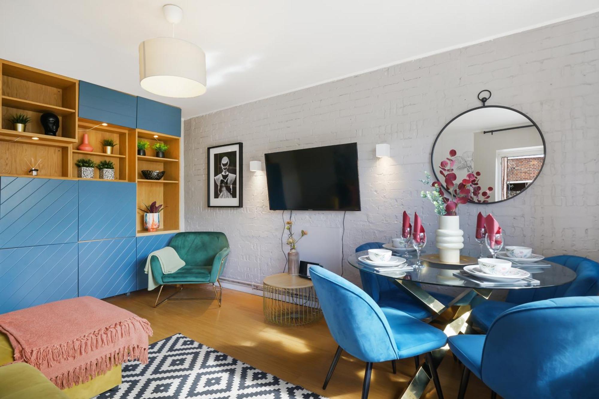 Designer 2 Bedroom Flat In London-balcony-sleeps 6 Apartment London
