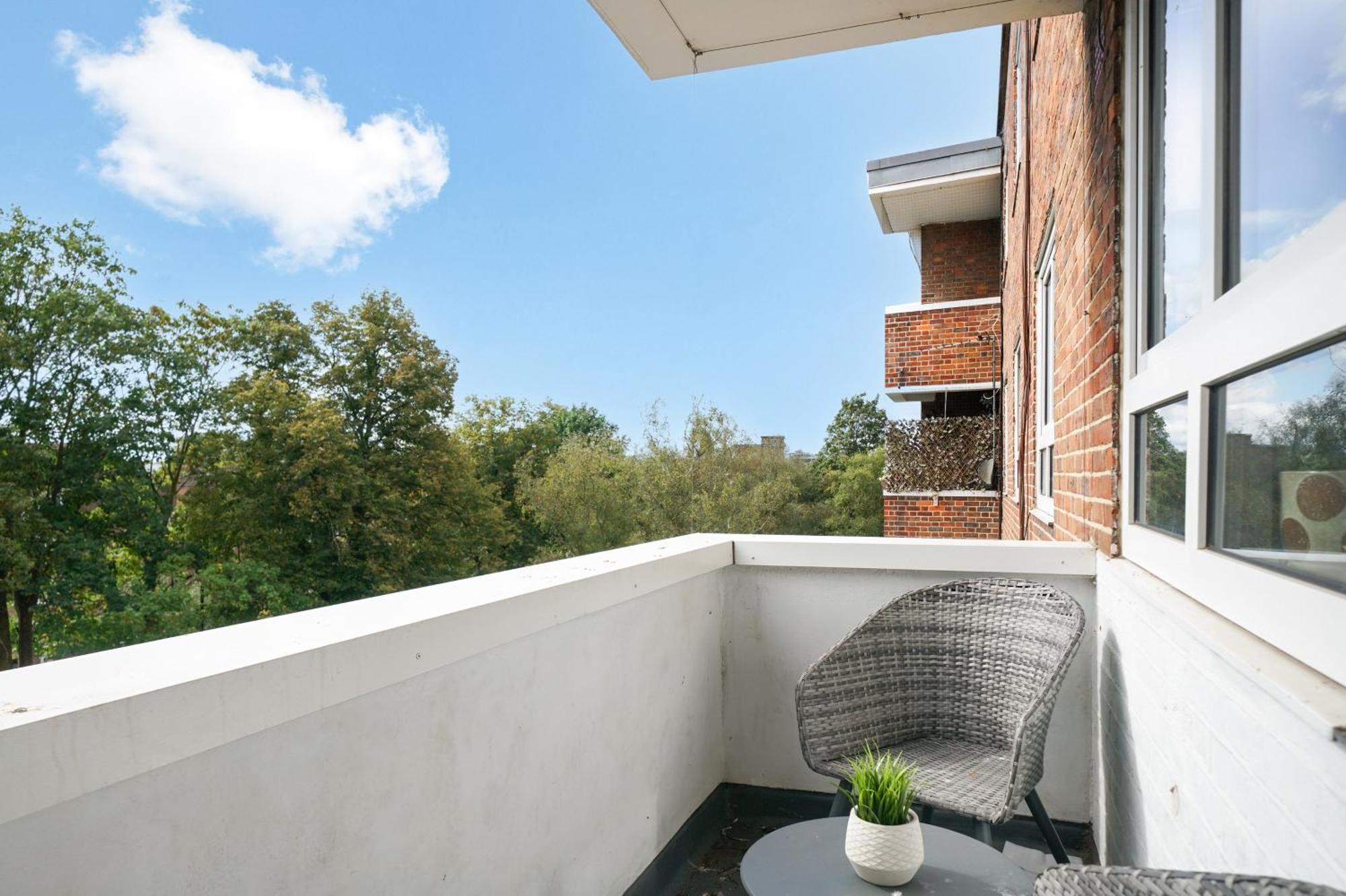 Designer 2 Bedroom Flat In London-balcony-sleeps 6 Apartment