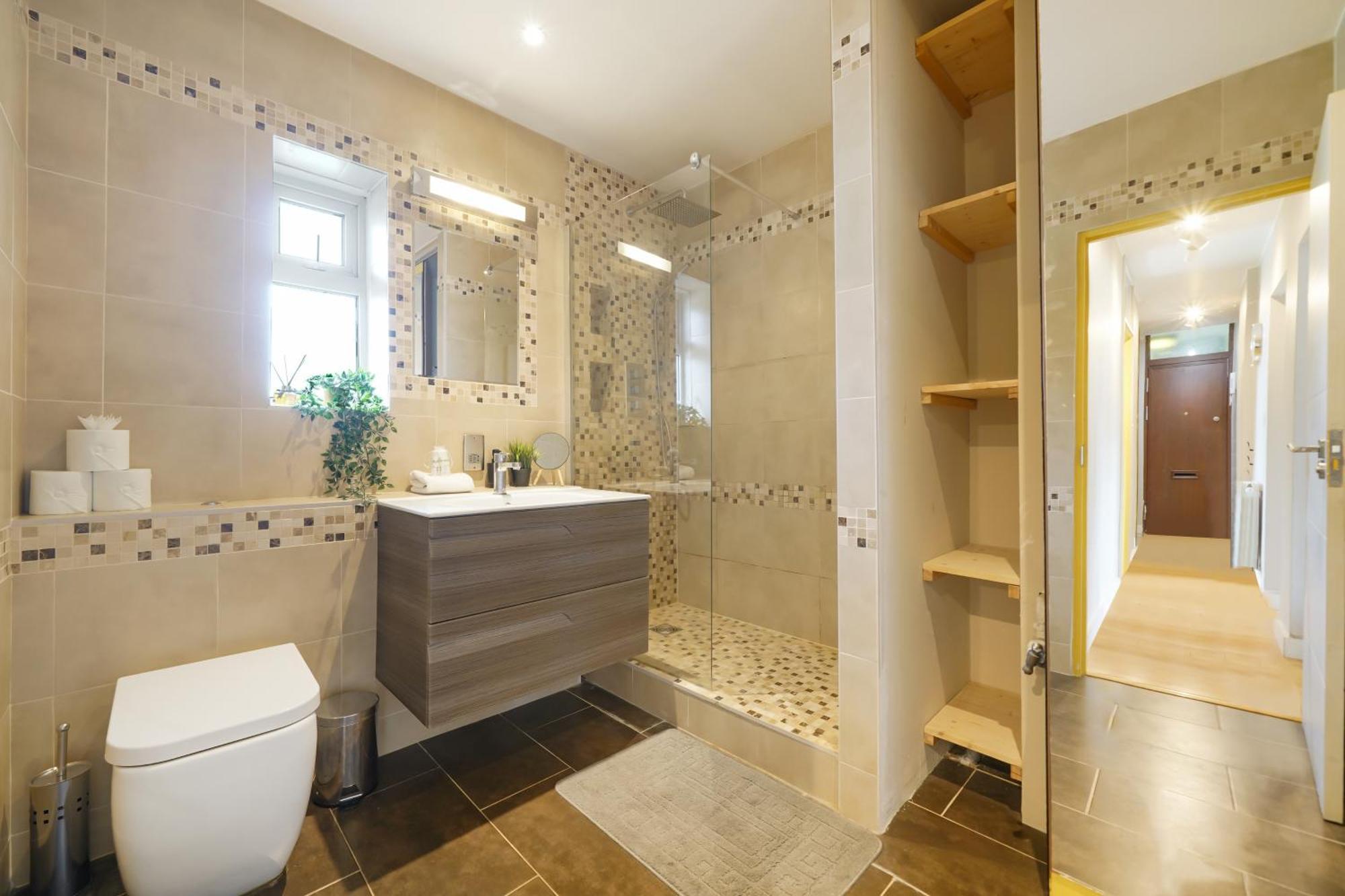 Designer 2 Bedroom Flat In London-balcony-sleeps 6 London