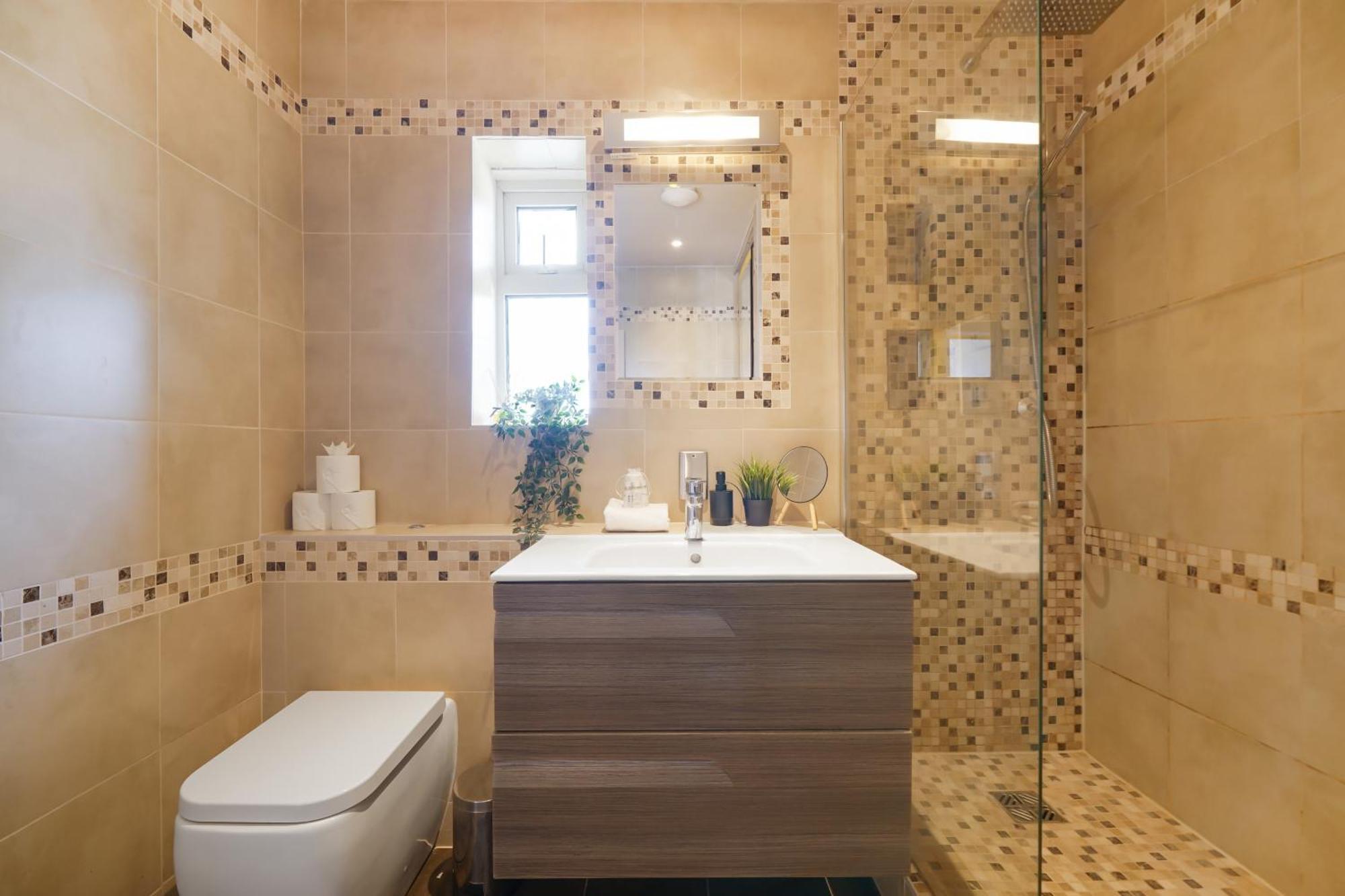 Designer 2 Bedroom Flat In London-balcony-sleeps 6 London