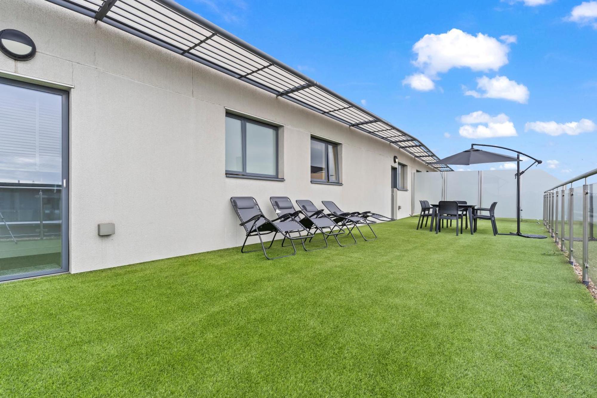 Spectacular 3Br 2Bath Rooftop Sky-Views With Parking Apartment *