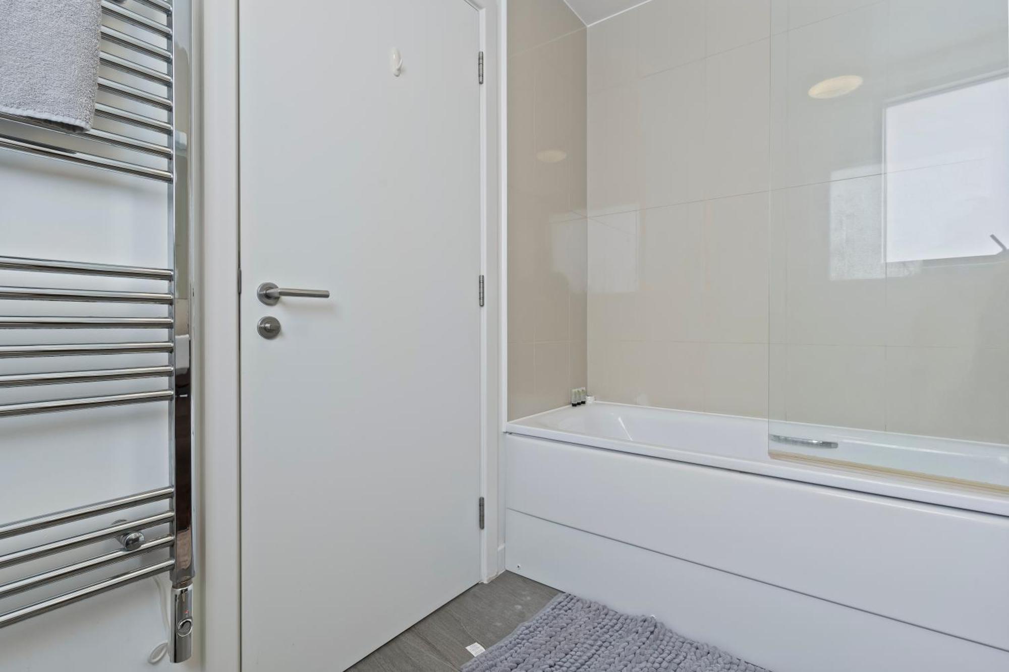 Spectacular 3Br 2Bath Rooftop Sky-Views With Parking Apartment London