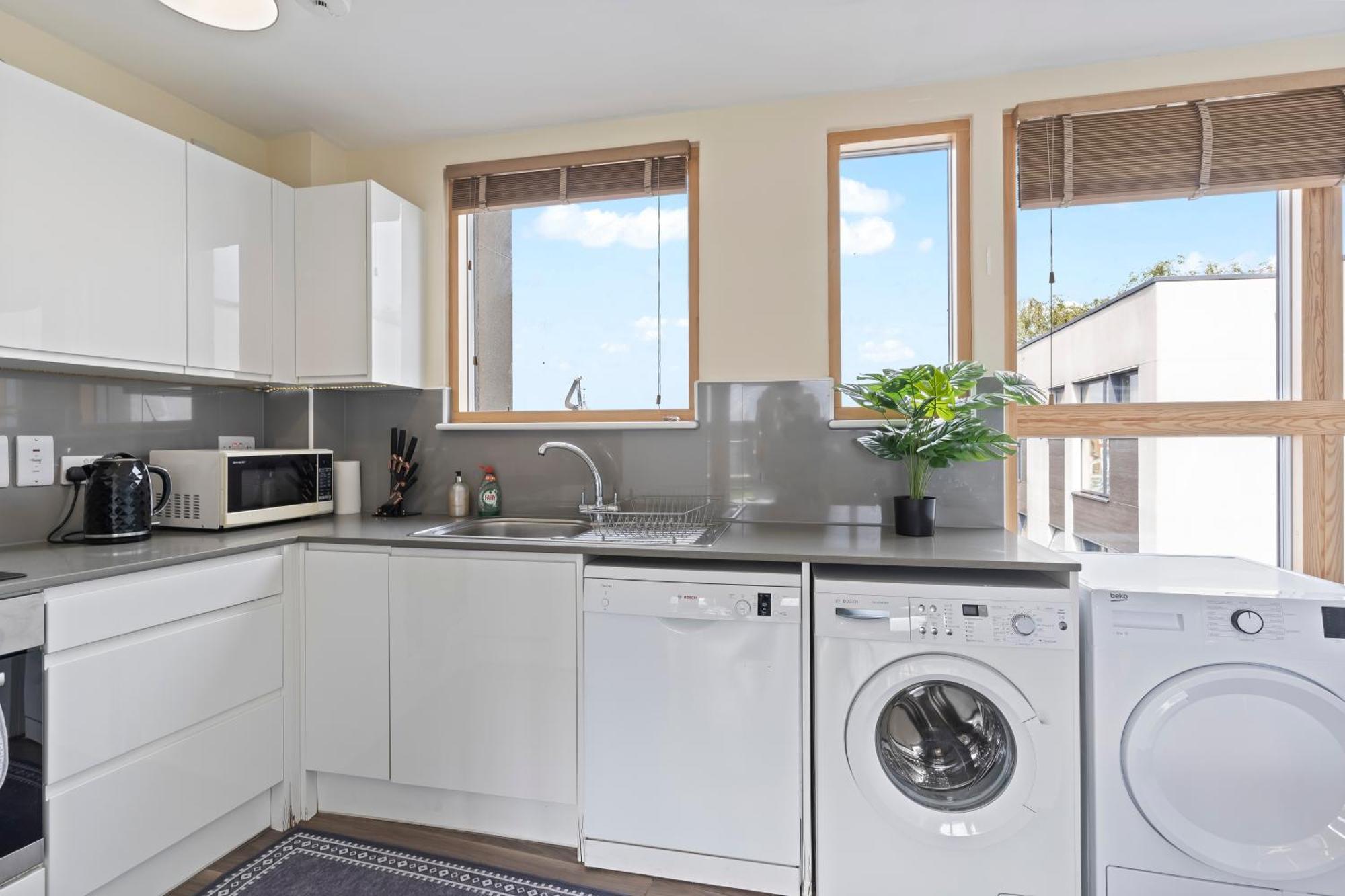 Apartment Spectacular 3Br 2Bath Rooftop Sky-Views With Parking London