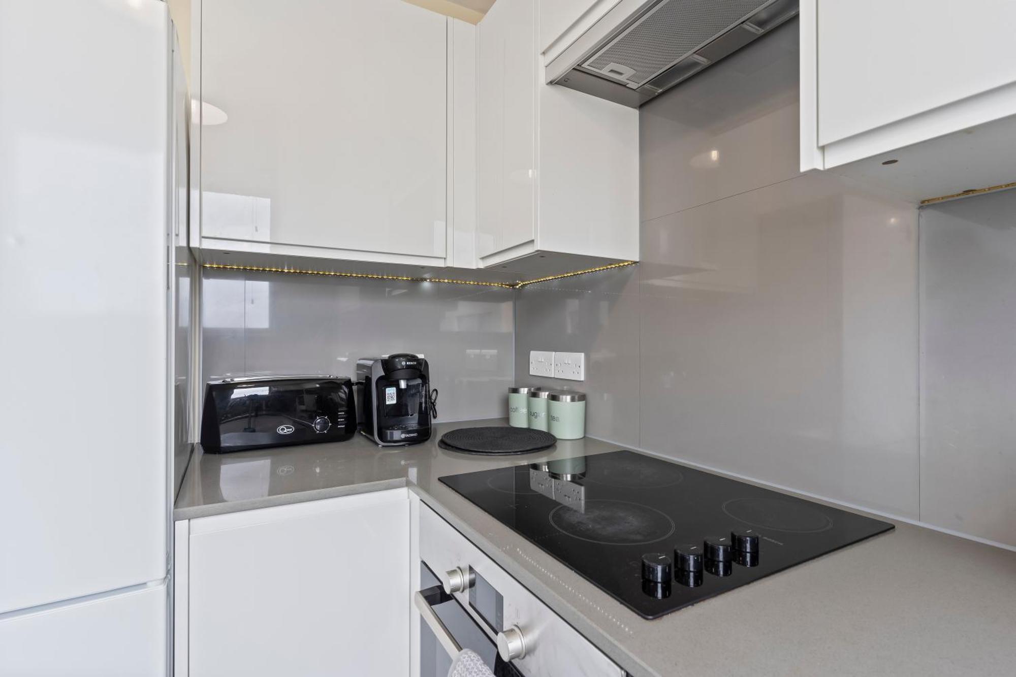 Spectacular 3Br 2Bath Rooftop Sky-Views With Parking * London